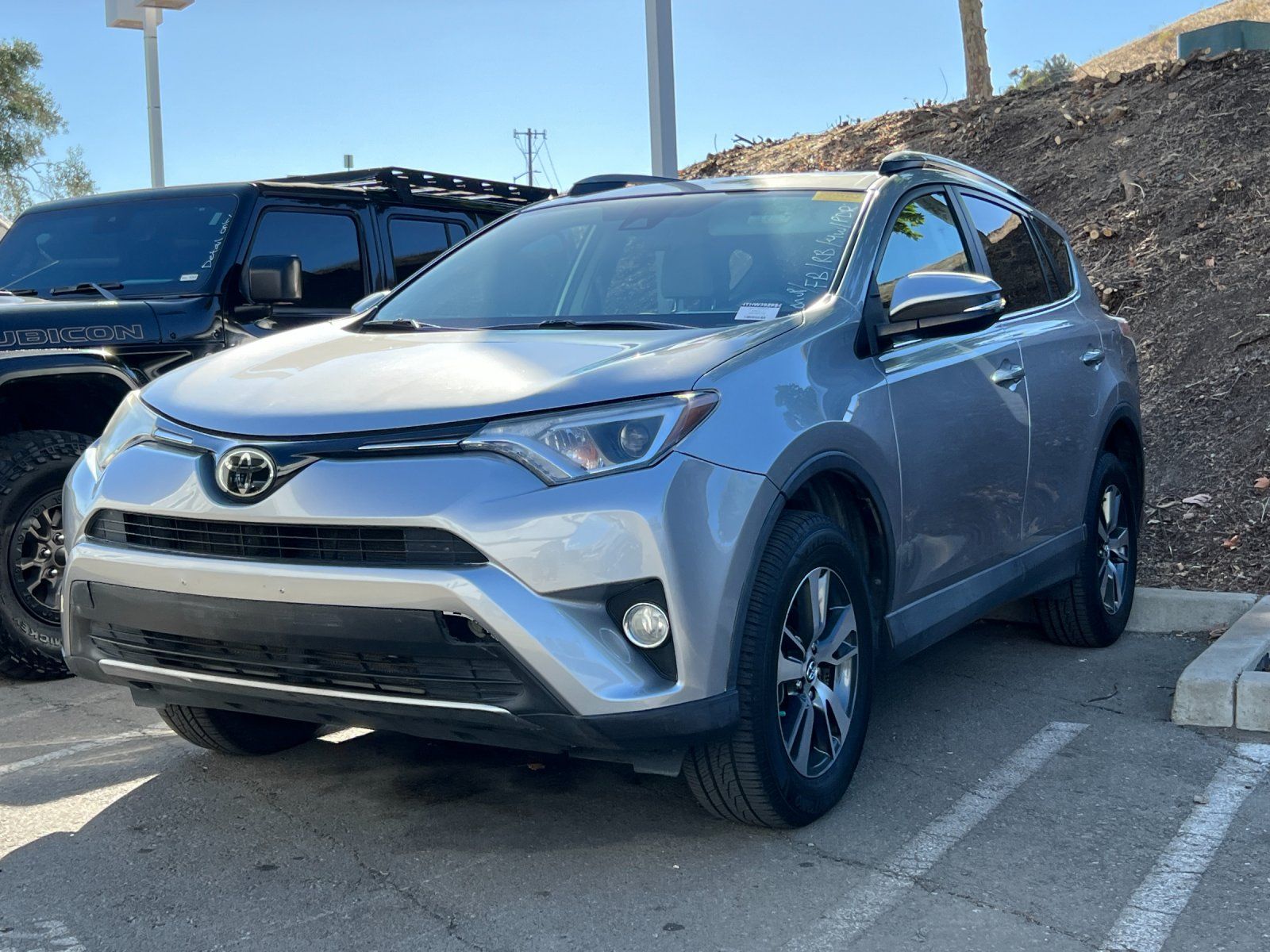 2017 Toyota RAV4 XLE — full photo 2 of 3