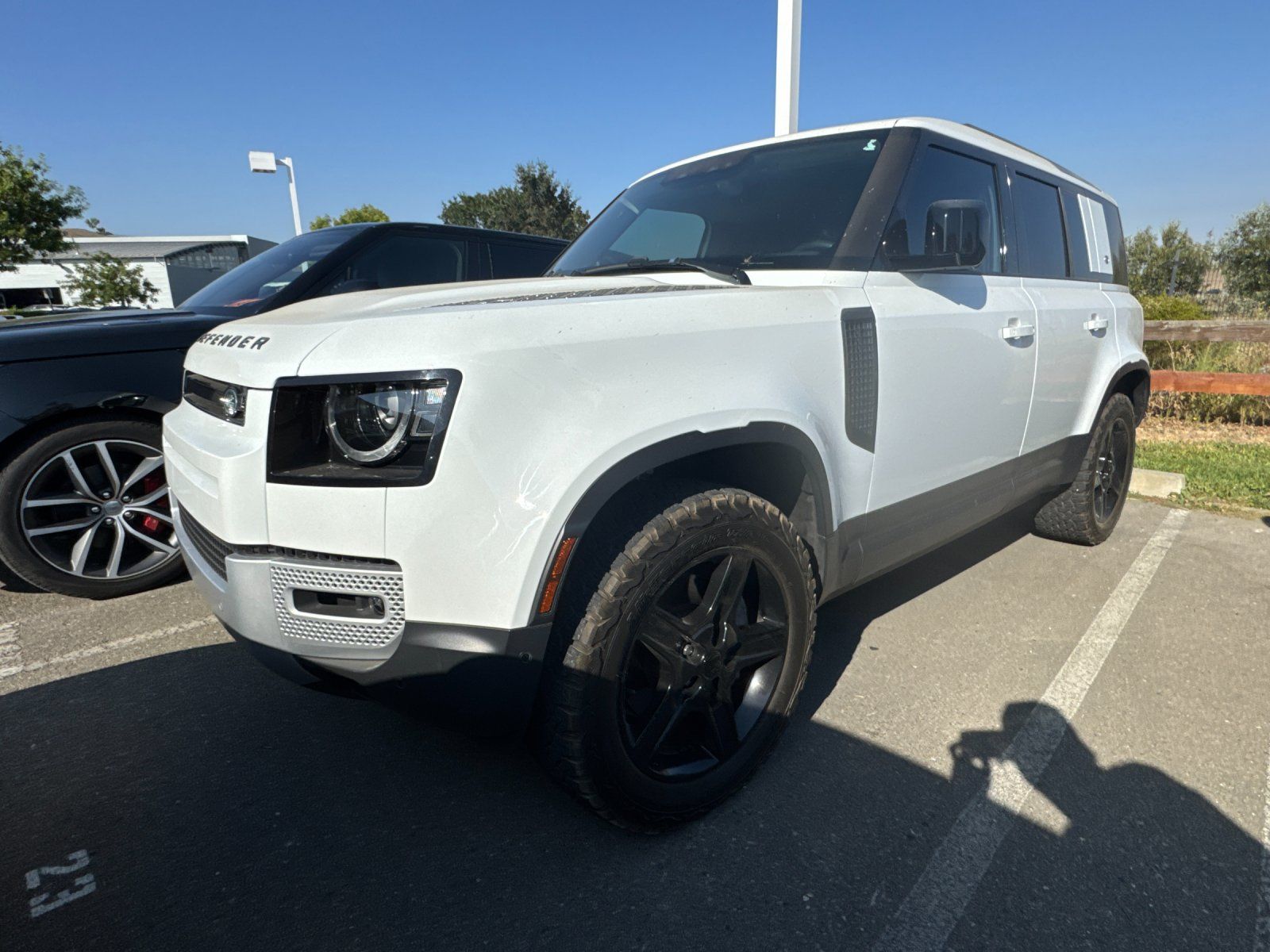 2023 Land Rover Defender 110 SE — foto completa 2 de 3