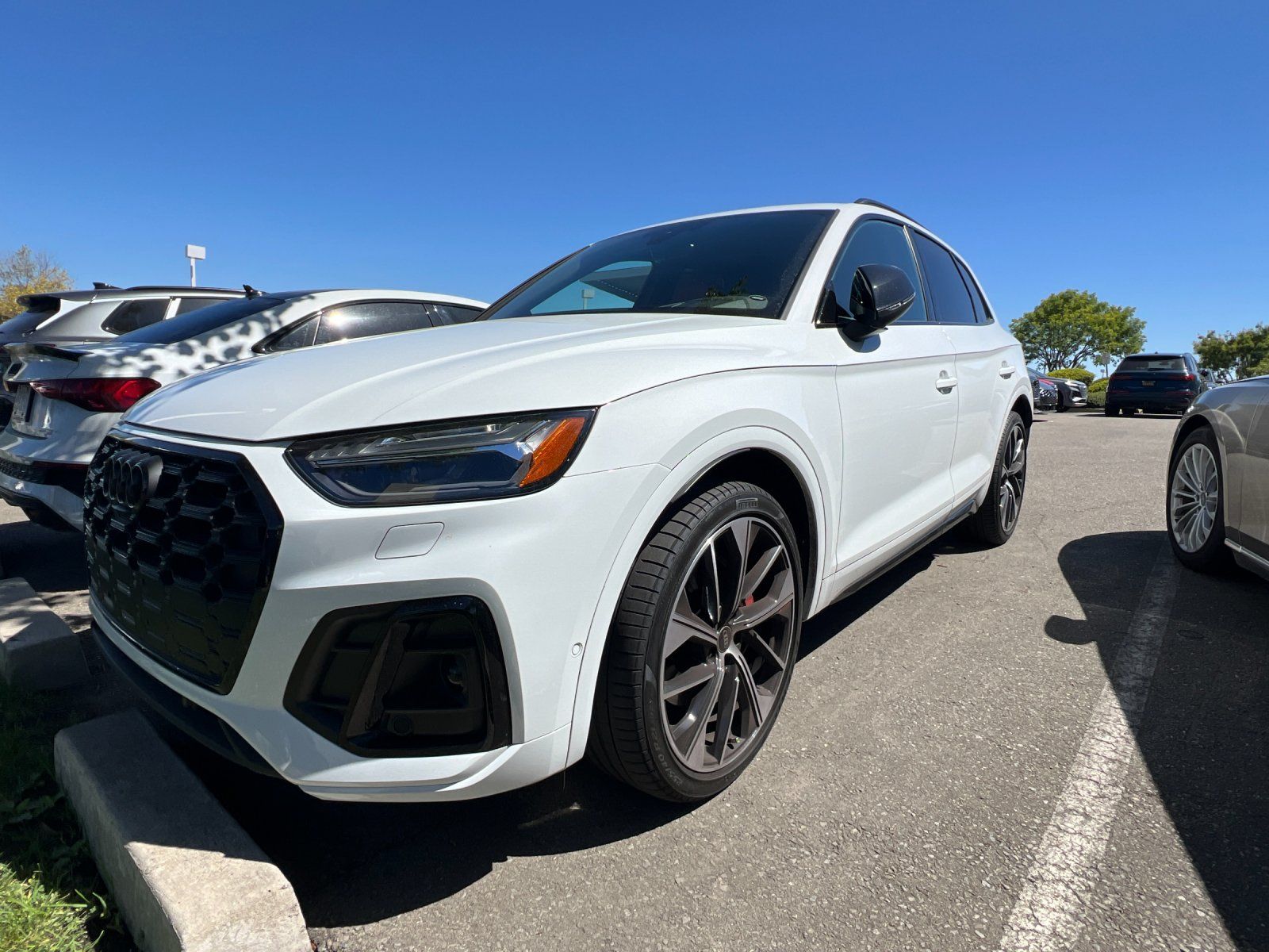 2023 Audi SQ5 Prestige — foto completa 2 de 3