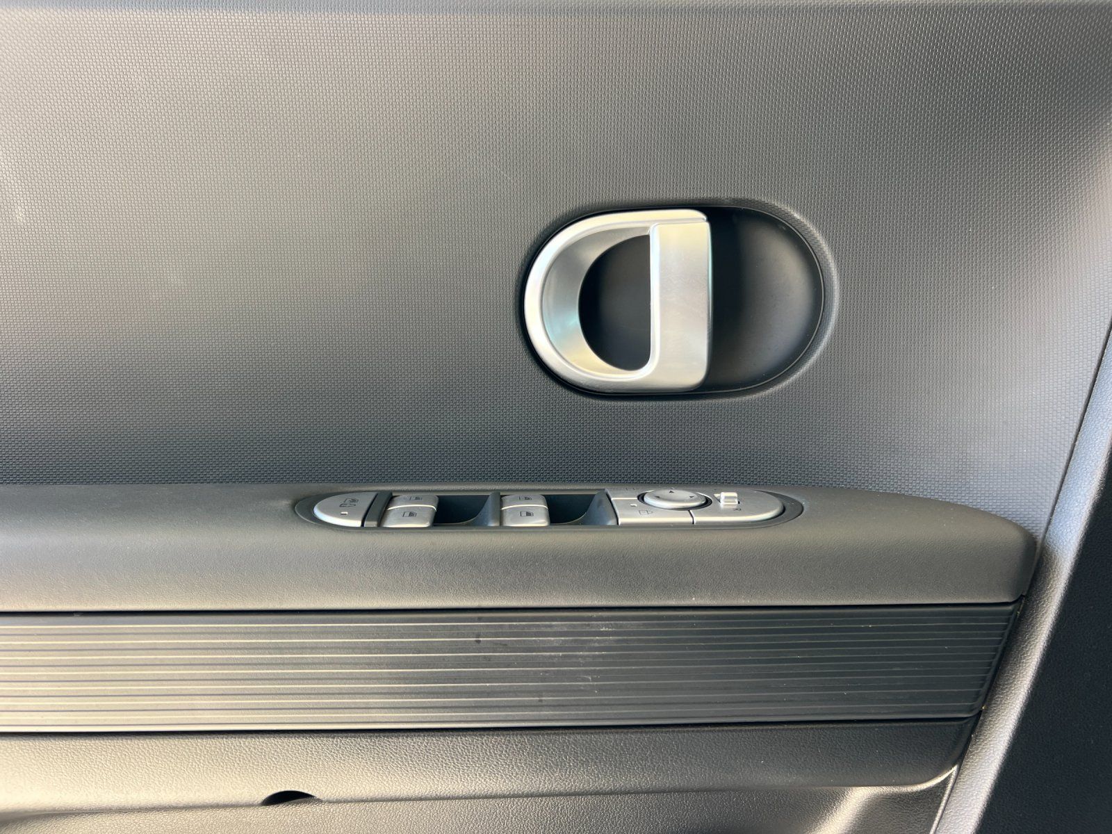 2024 Hyundai IONIQ 5 SE — full photo 11 of 29