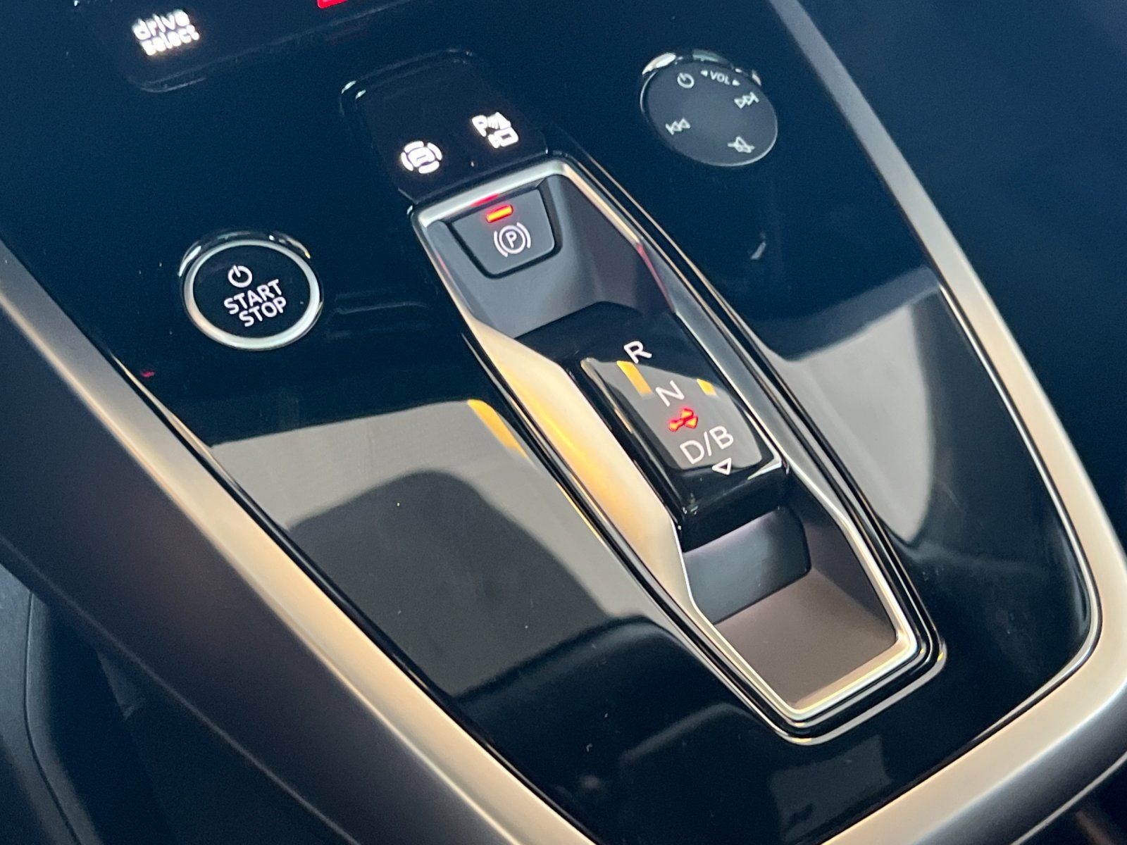 2023 Audi Q4 e-tron Premium — foto completa 21 de 28