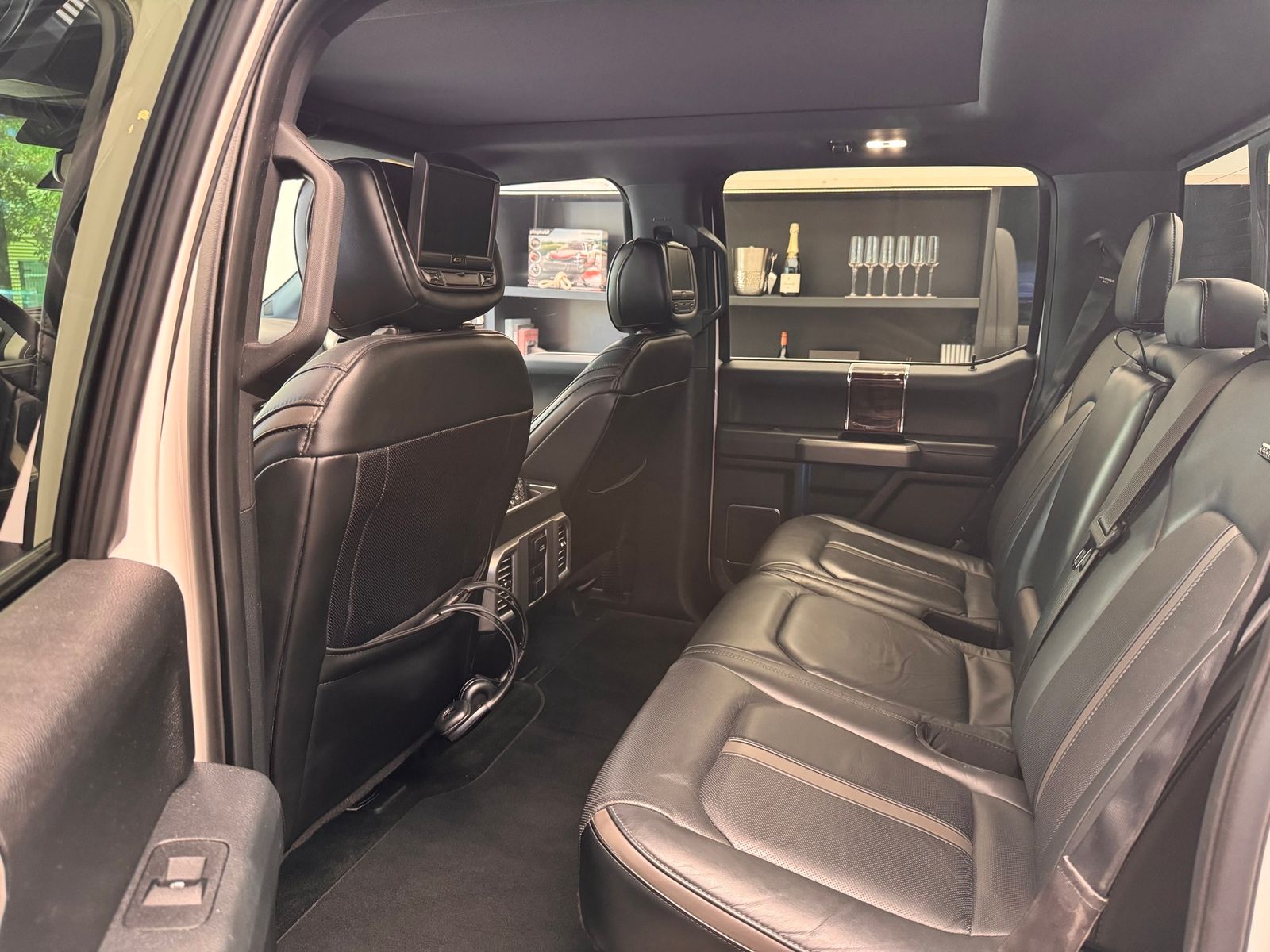 2015 Ford F-150 Platinum — foto completa 9 de 10