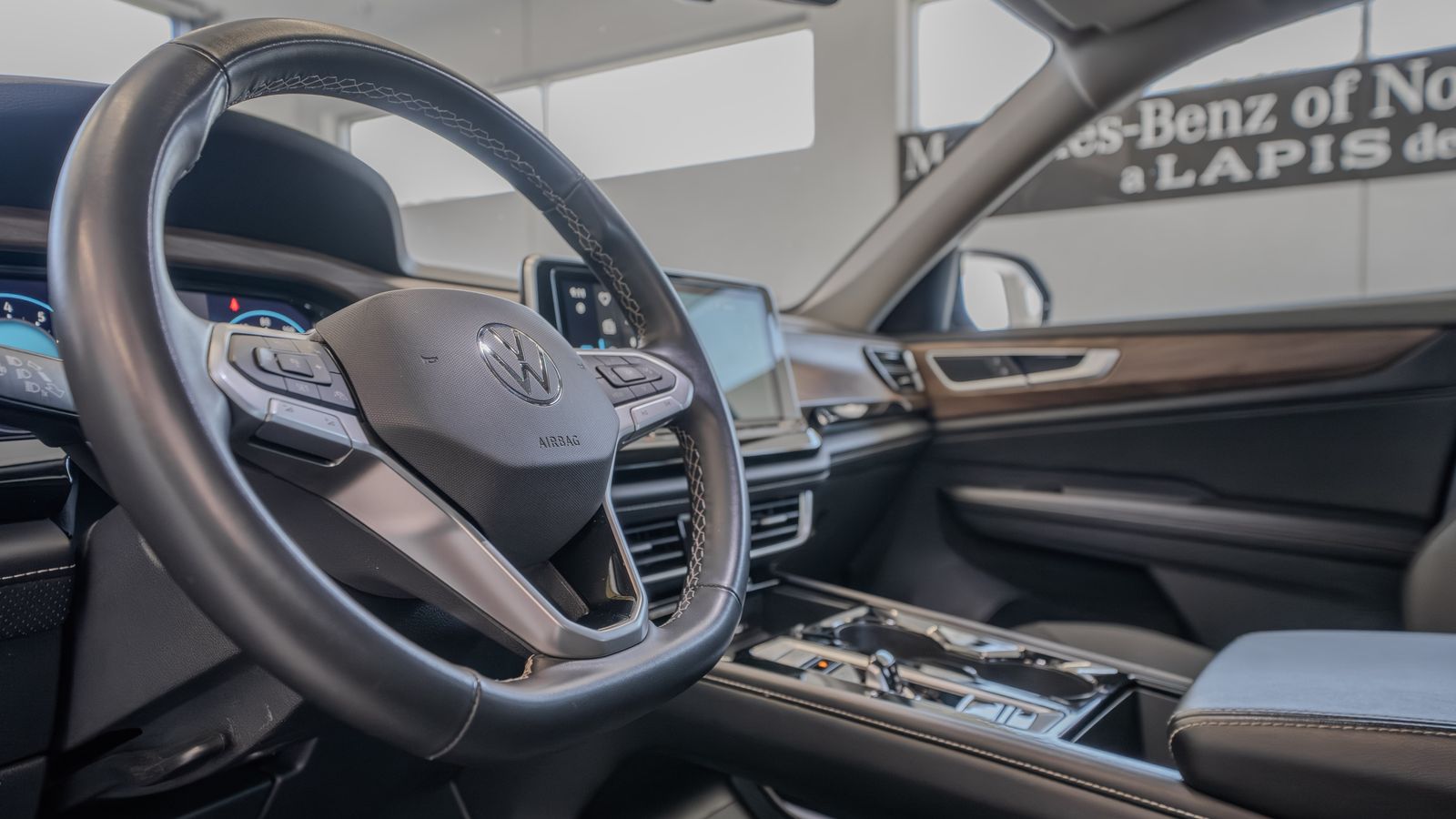 2024 Volkswagen Atlas 2.0T SE w/Technology — full photo 7 of 35