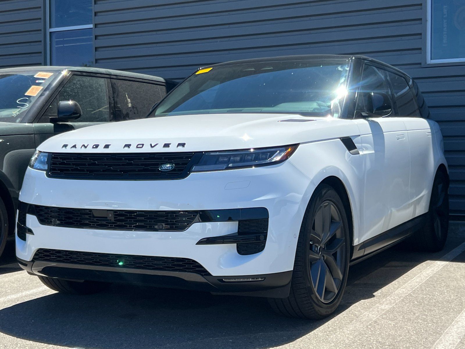 2024 Land Rover Range Rover Sport SE — full photo 2 of 3