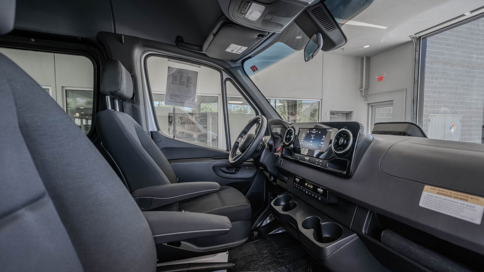 2025 Mercedes-Benz Sprinter 2500 Passenger 170 WB — foto completa 17 de 35