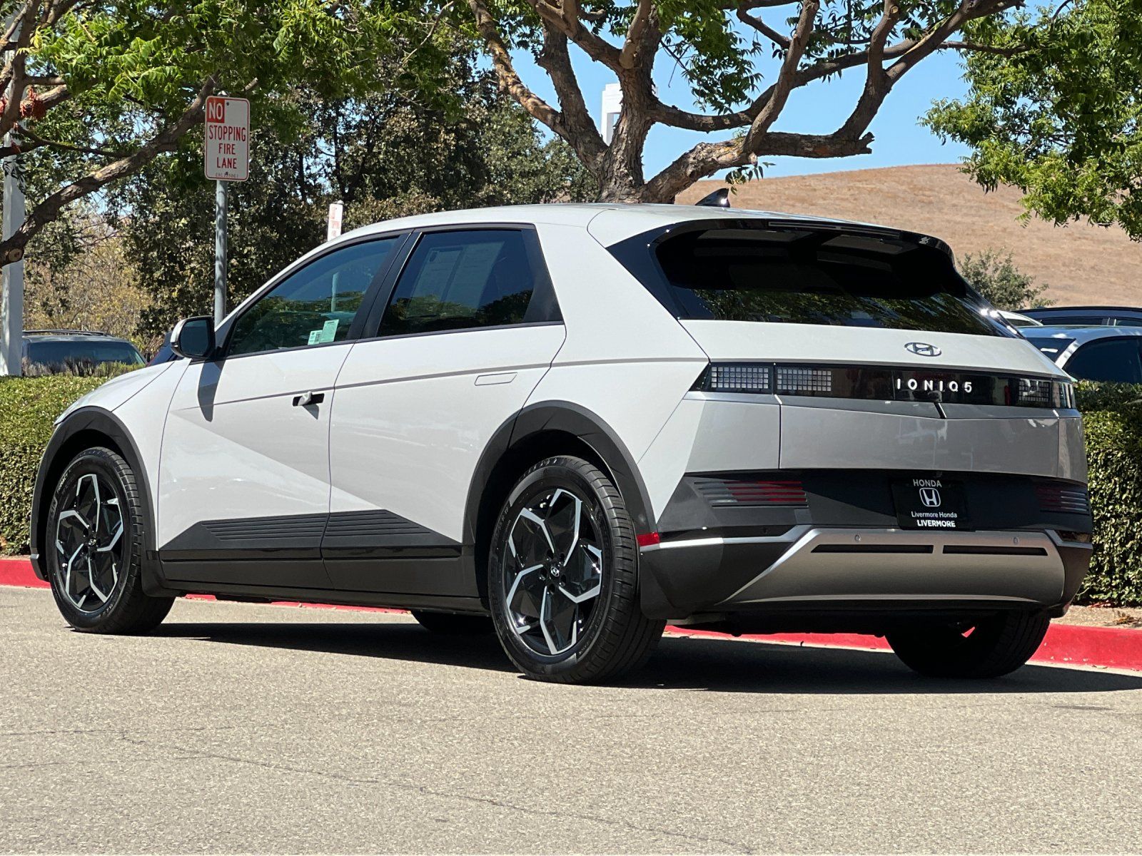 2024 Hyundai IONIQ 5 SE — full photo 4 of 29