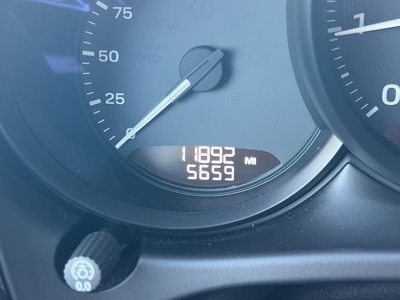 2025 Porsche Macan Base — full photo 25 of 28