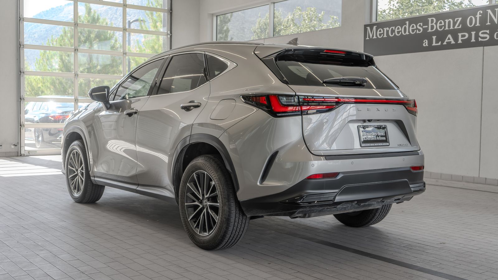 2025 Lexus NX 250 Premium — foto completa 12 de 33