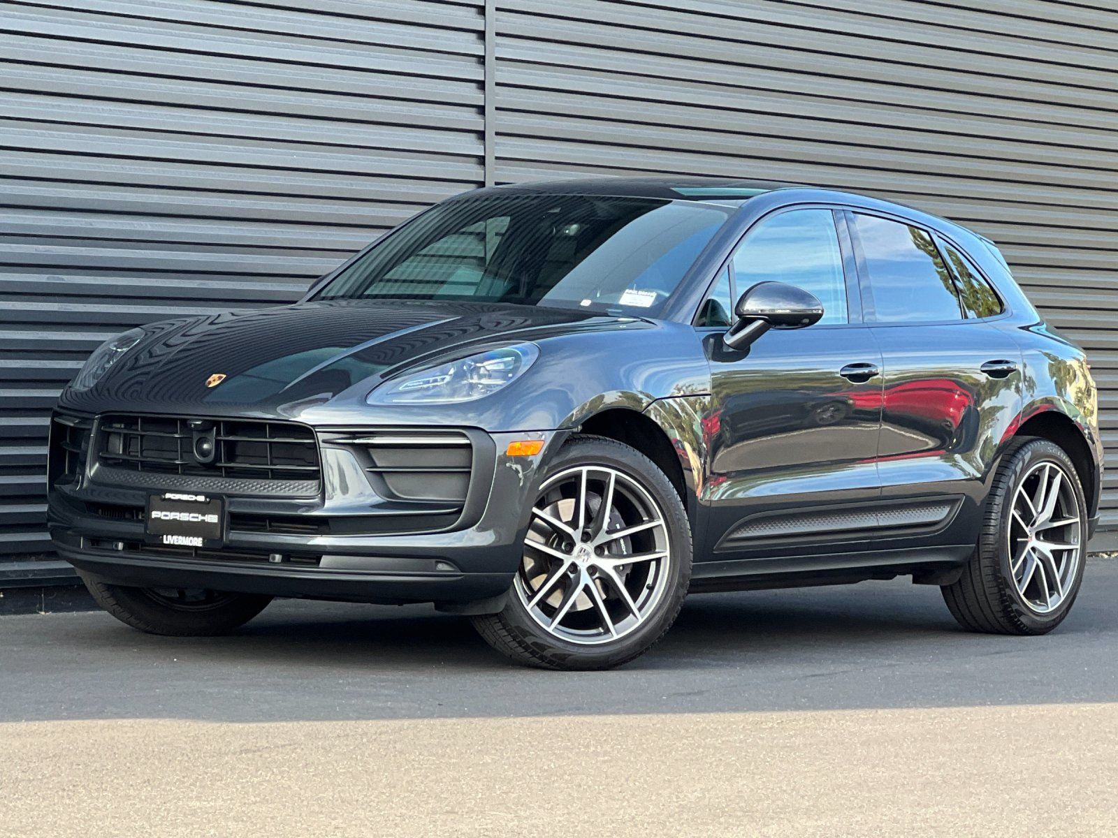 2025 Porsche Macan Base — full photo 1 of 29