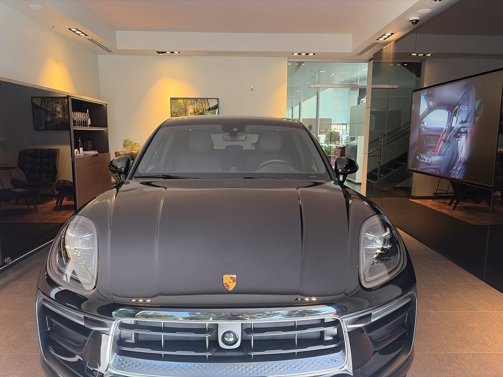 2023 Porsche Macan Base — photo 1 of 9