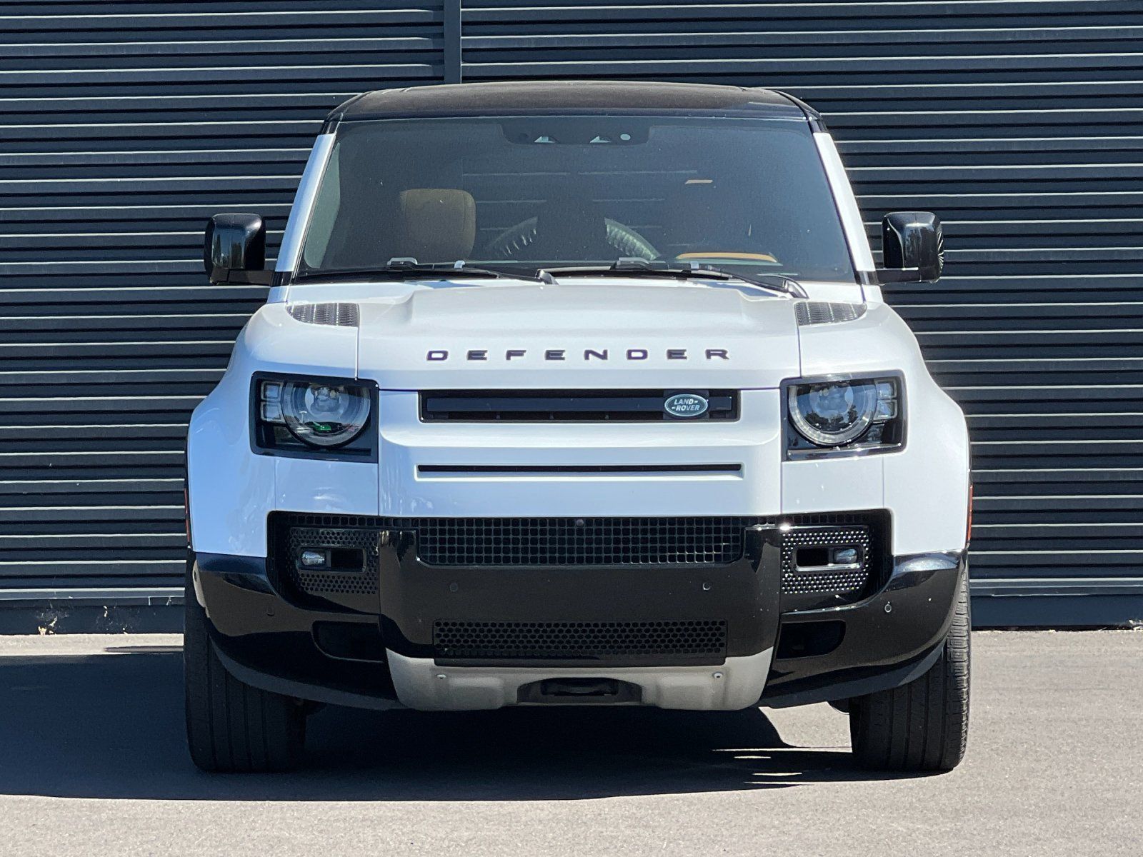 2023 Land Rover Defender 110 V8 — foto completa 8 de 27