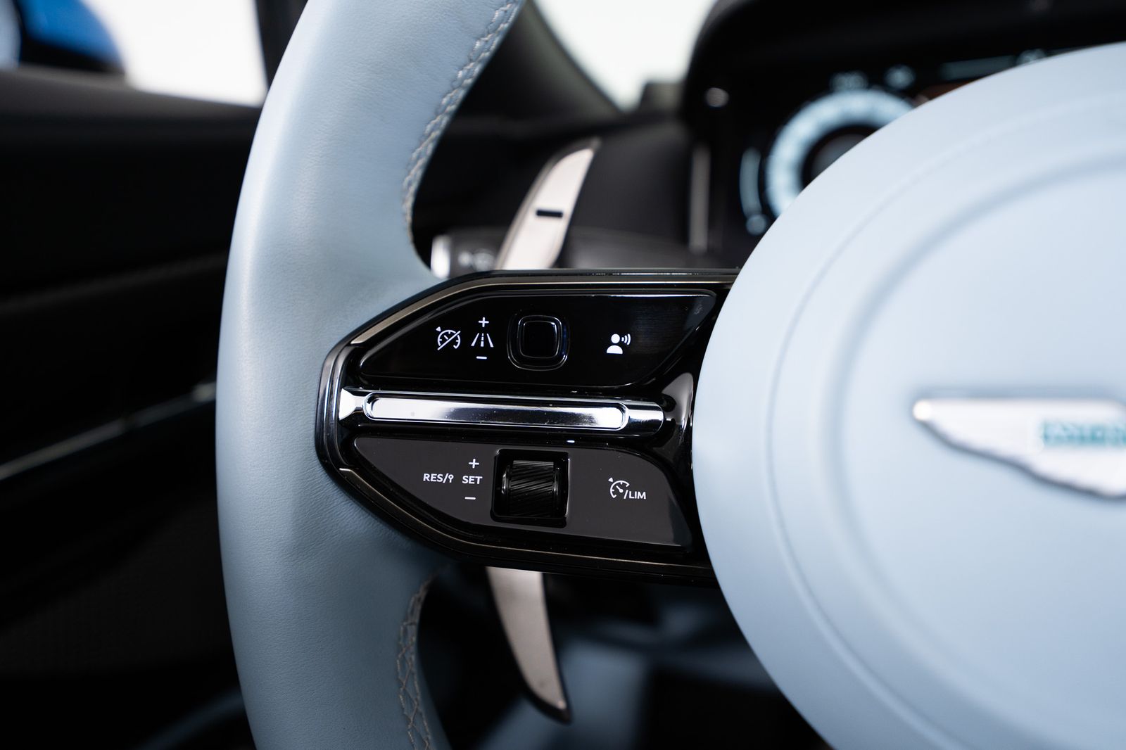 2024 Aston Martin DB12 Volante — foto completa 11 de 55