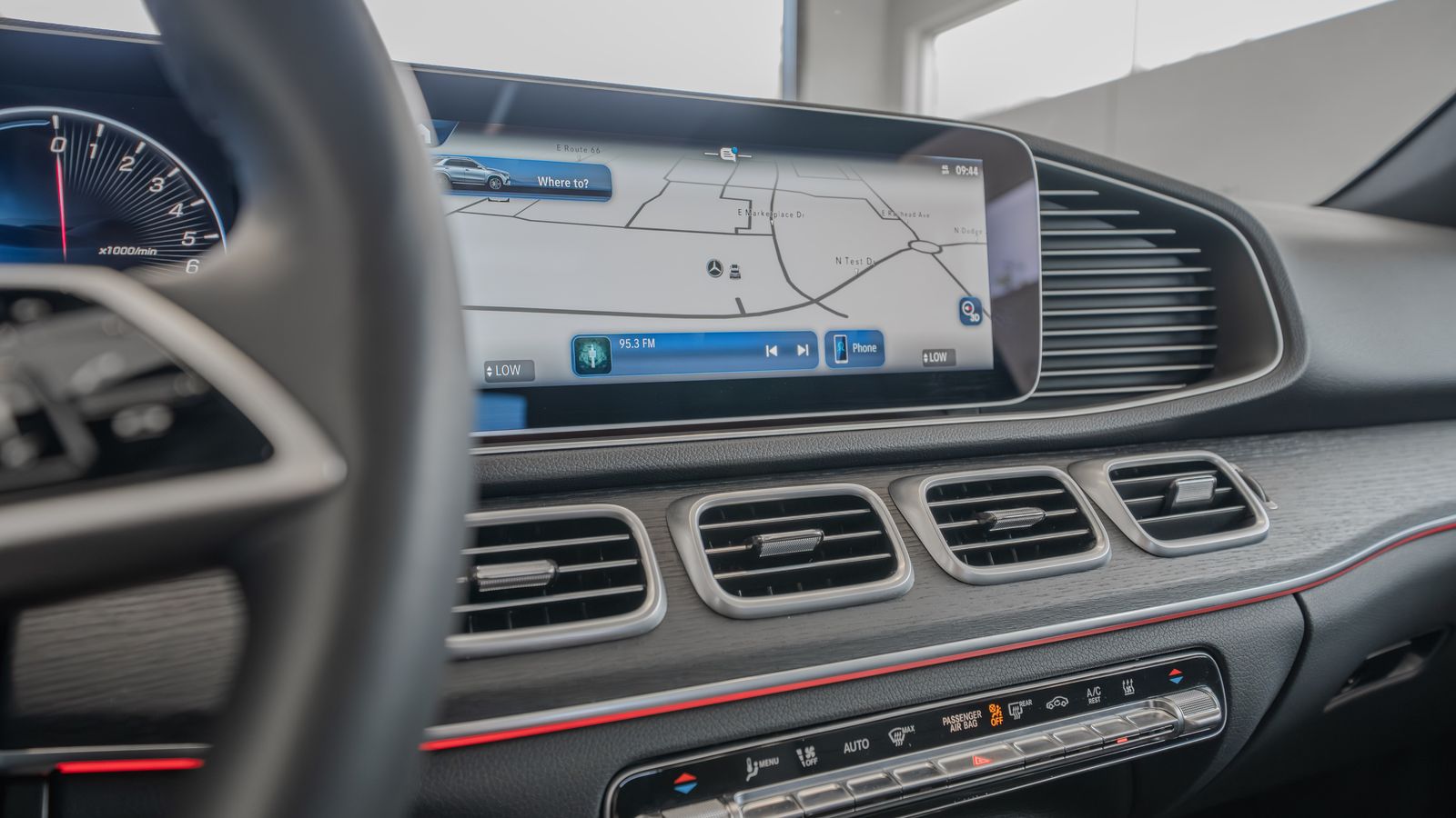 2025 Mercedes-Benz GLE GLE 450e — full photo 33 of 35