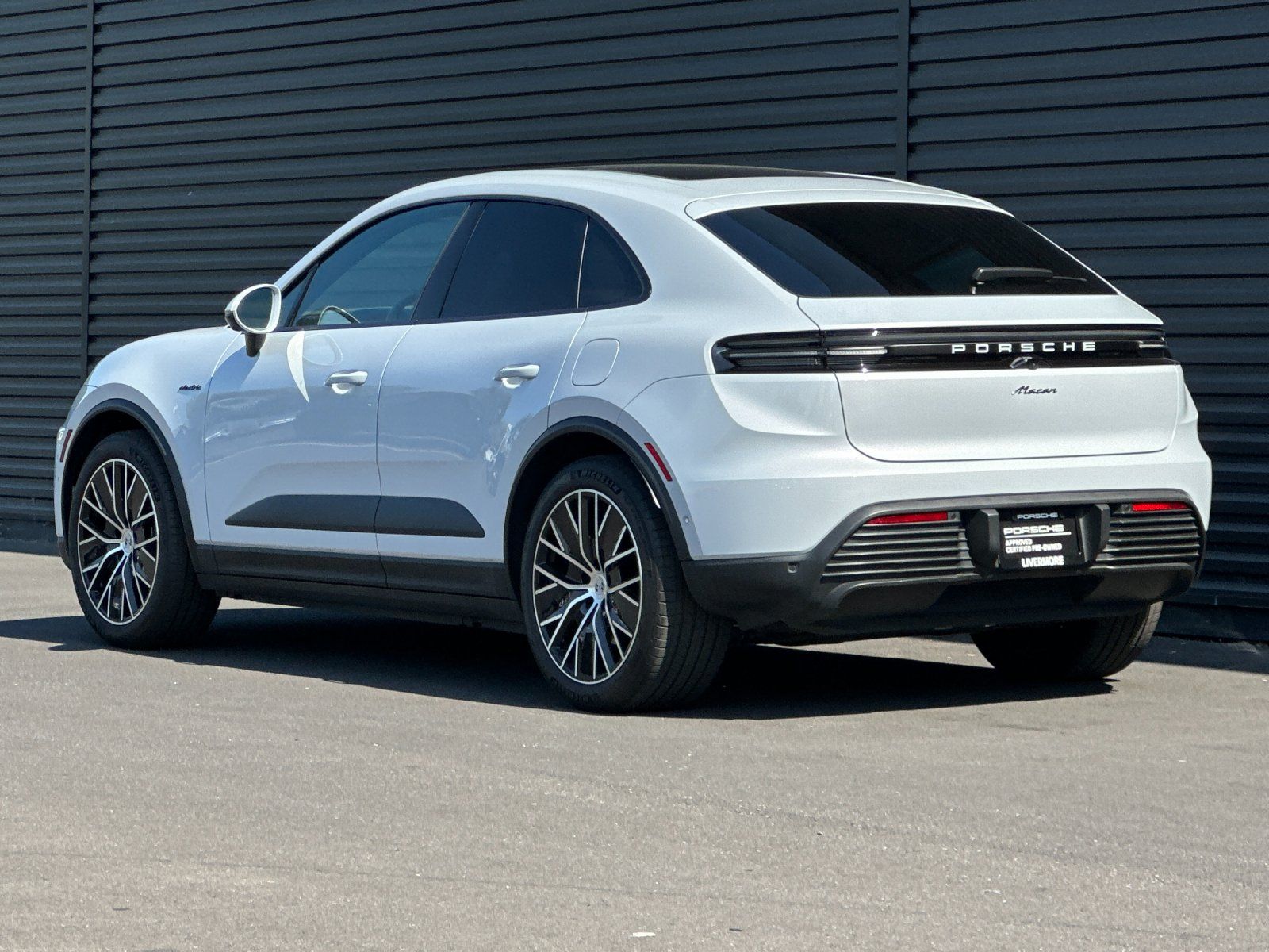 2025 Porsche Macan Electric Base — full photo 3 of 29