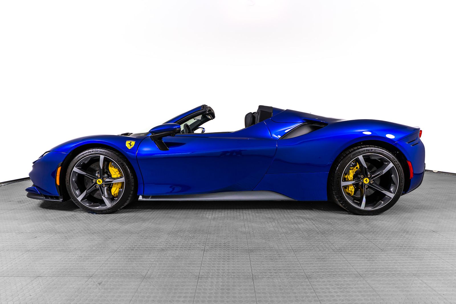 2025 Ferrari SF90 Spider — full photo 2 of 67
