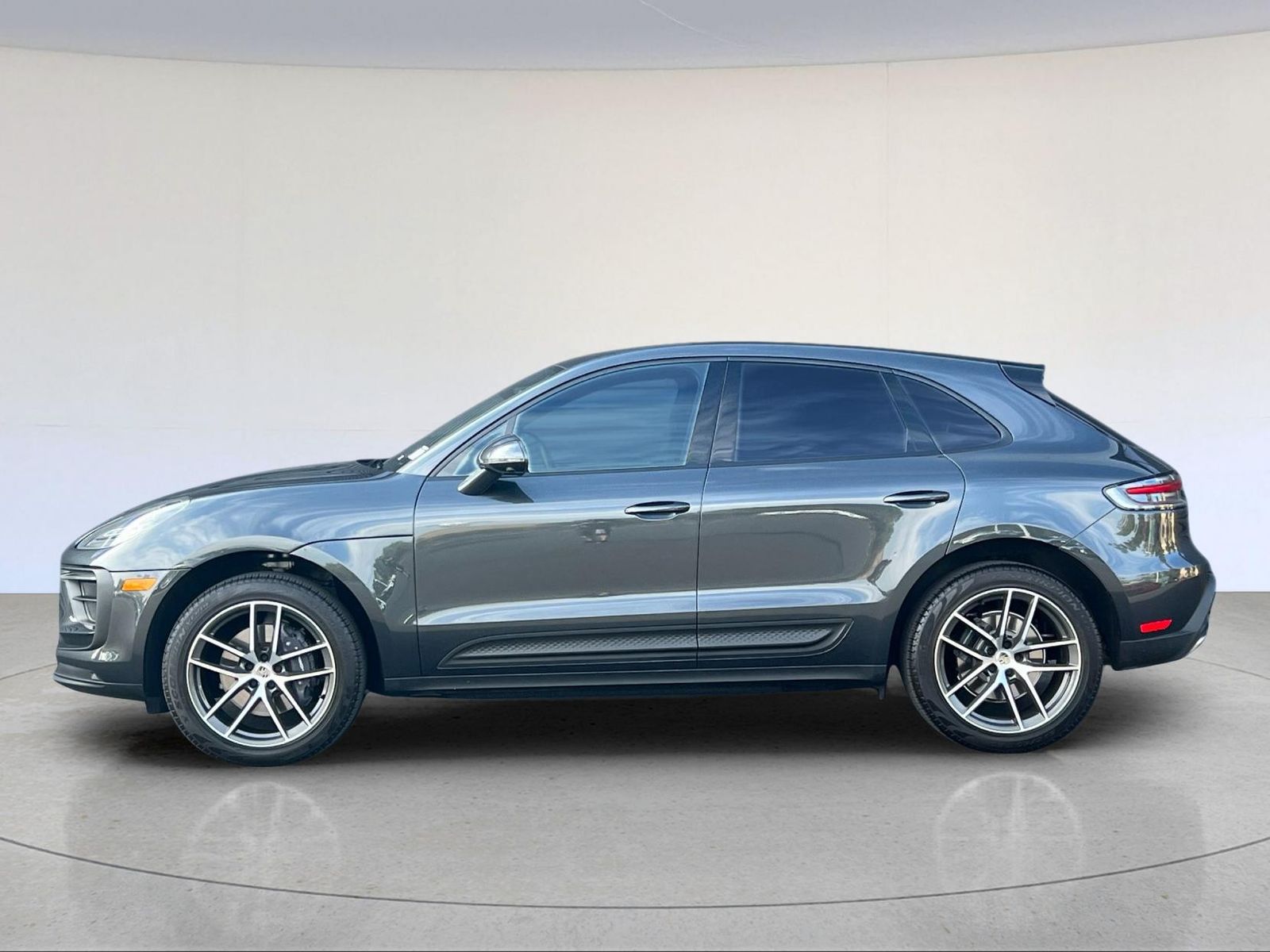 2025 Porsche Macan Base — full photo 3 of 29