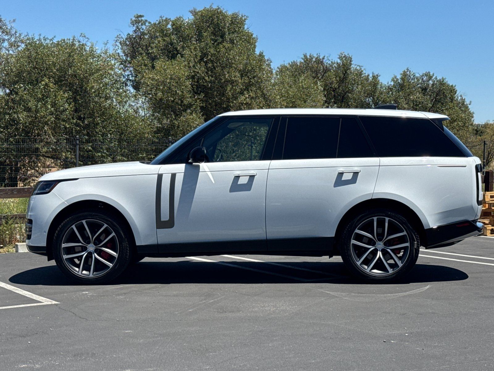 2025 Land Rover Range Rover SE — full photo 3 of 30