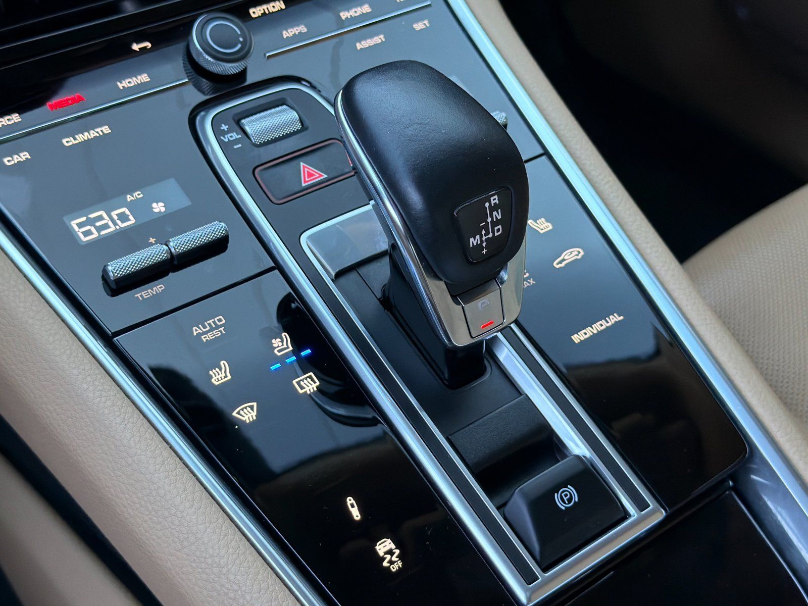 2023 Porsche Panamera E-Hybrid 4 — foto completa 20 de 28