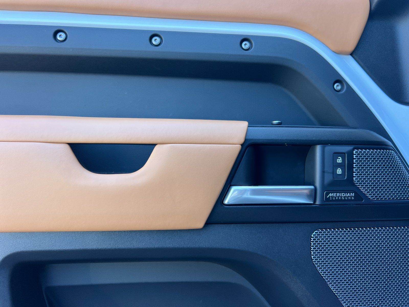 2023 Land Rover Defender 110 V8 — foto completa 10 de 27