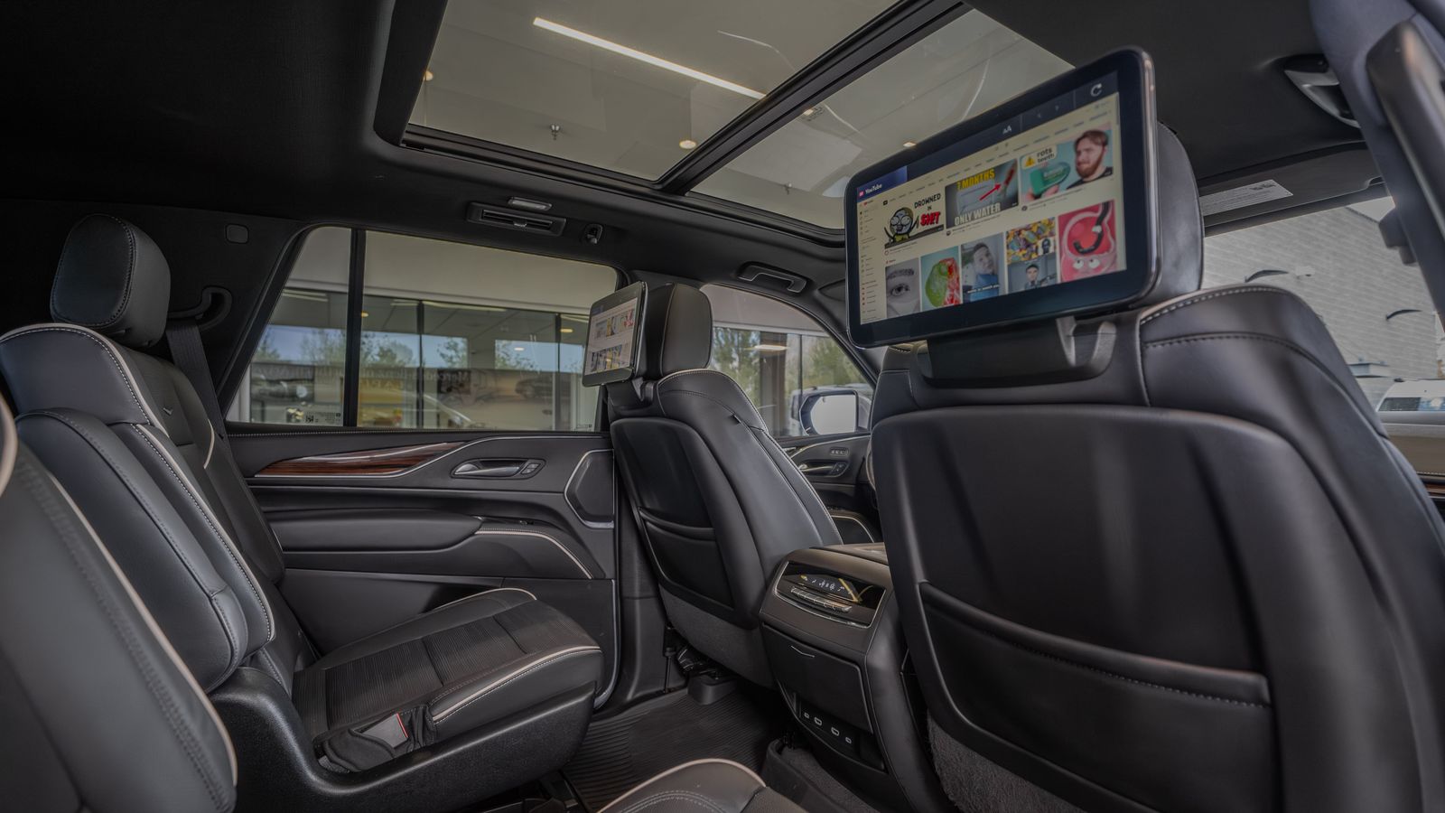 2023 Cadillac Escalade Premium Luxury — foto completa 28 de 35
