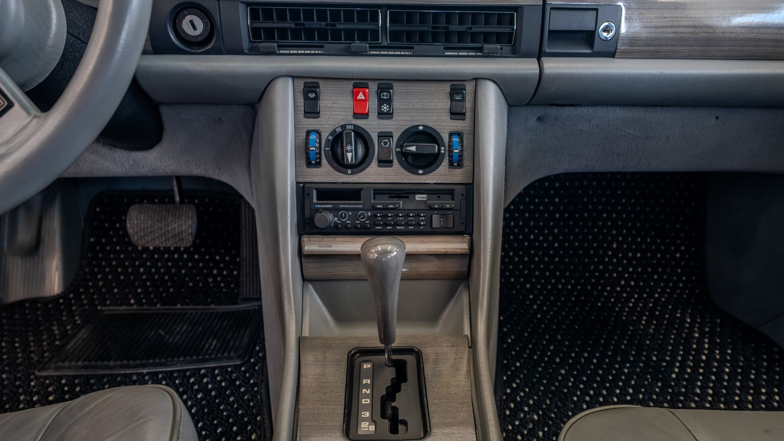 1984 Mercedes 500 SEL — foto completa 32 de 46