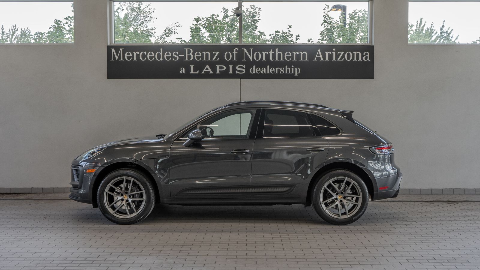 2023 Porsche Macan Base — full photo 2 of 35