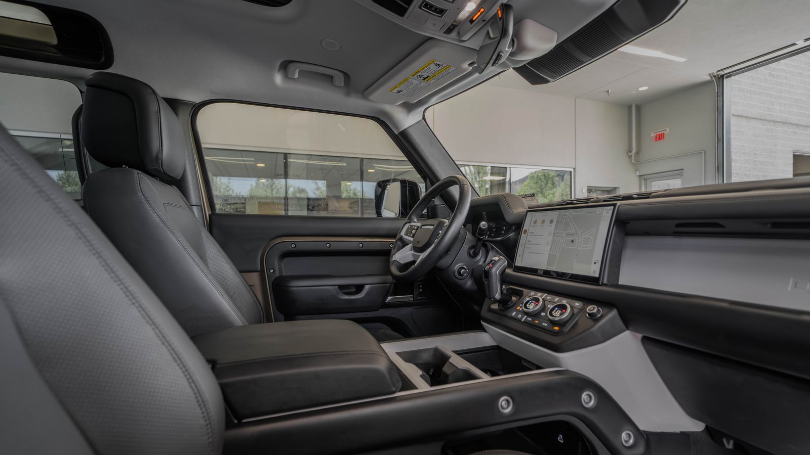 2025 Land Rover Defender 90 S — foto completa 17 de 33