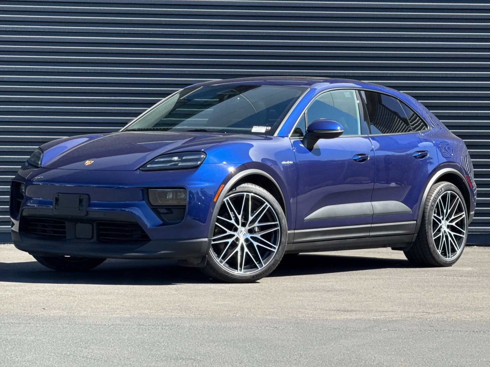 2025 Porsche Macan Electric 4 — full photo 1 of 28