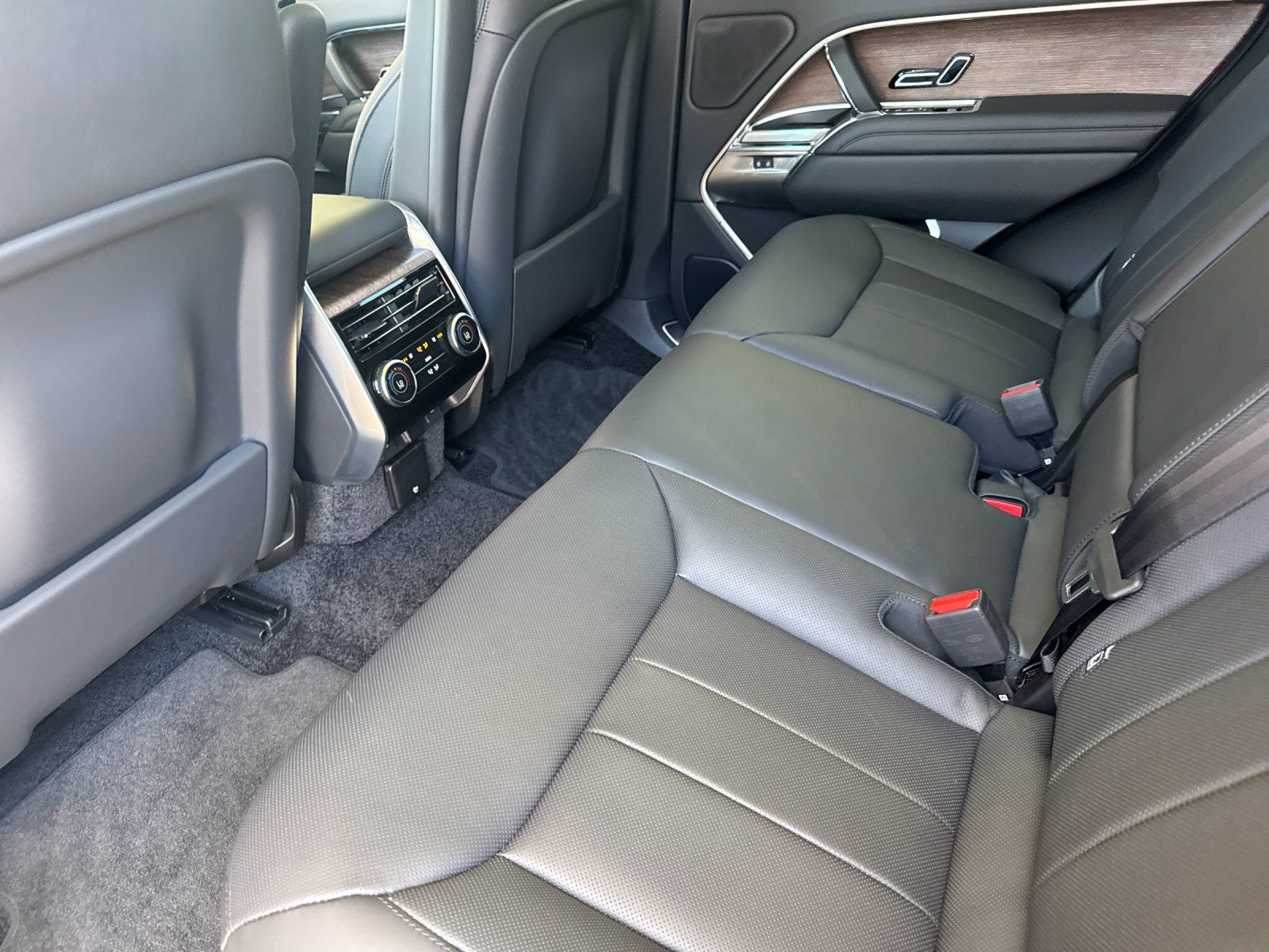 2025 Land Rover Range Rover SE — full photo 12 of 30