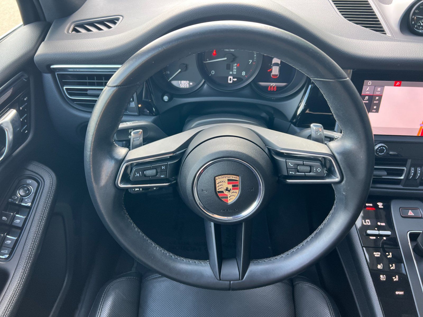 2025 Porsche Macan Base — full photo 14 of 28