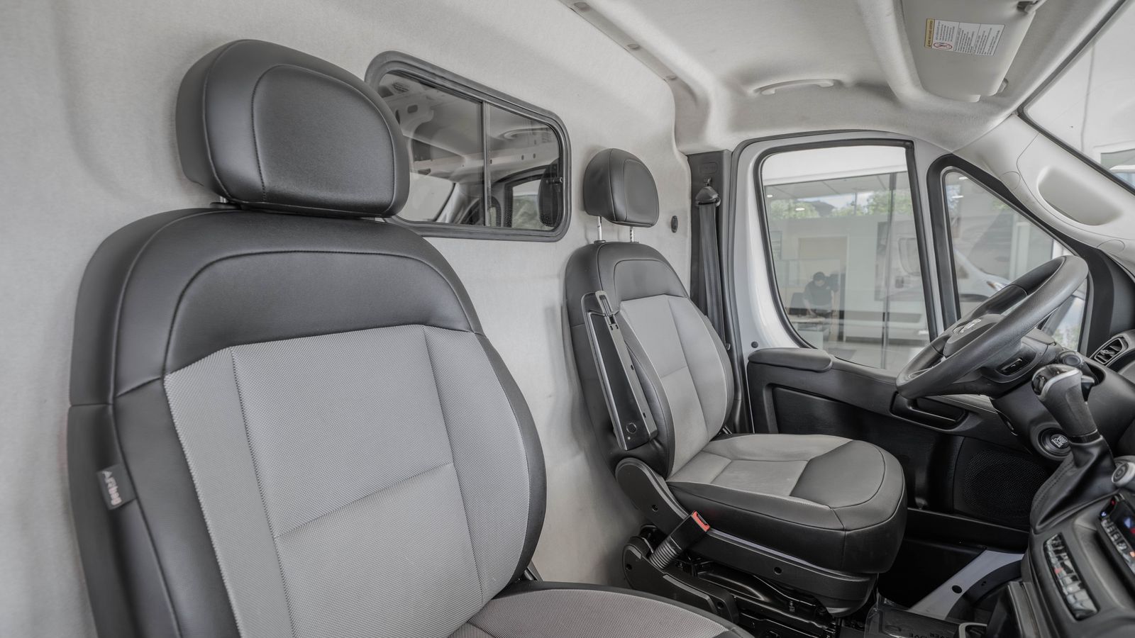 2025 Ram ProMaster 2500 High Roof — foto completa 31 de 34
