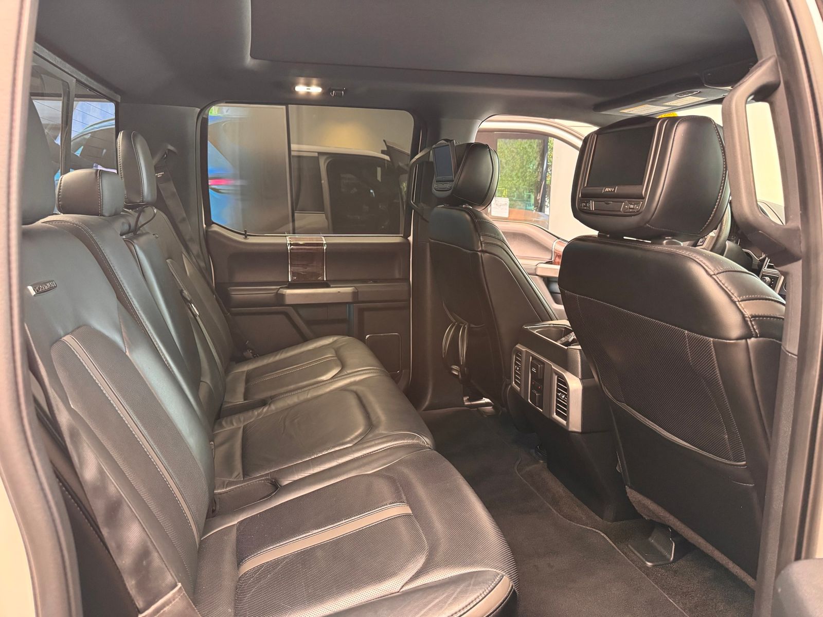 2015 Ford F-150 Platinum — foto completa 10 de 10