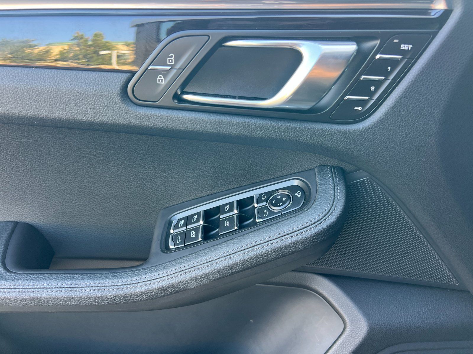 2025 Porsche Macan Base — full photo 12 of 28