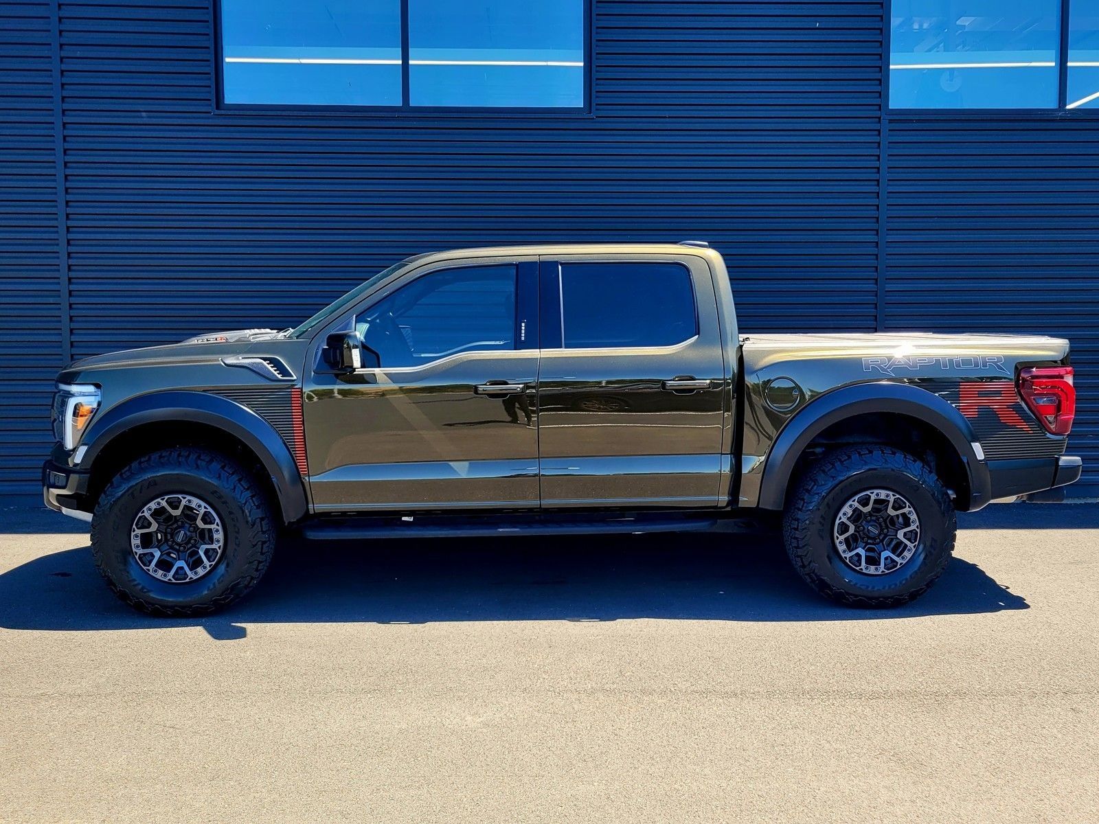 2024 Ford F-150 Raptor — foto completa 2 de 46