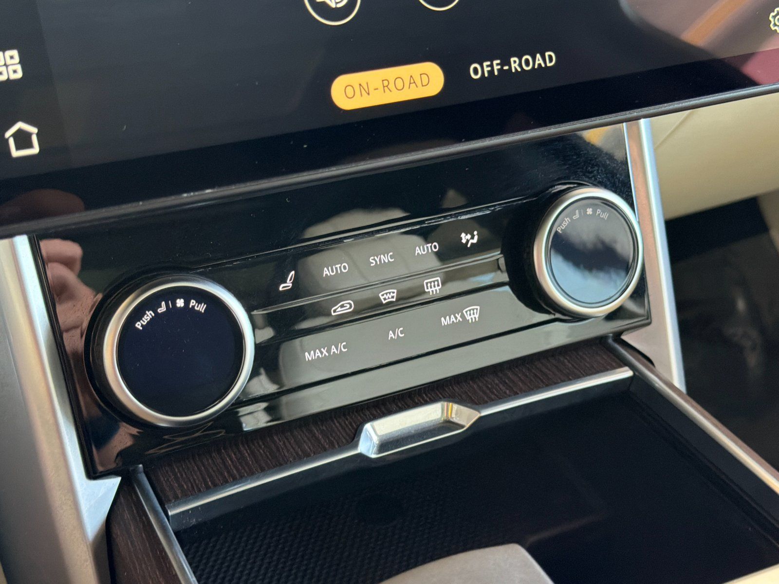 2023 Land Rover Range Rover SE — full photo 19 of 28