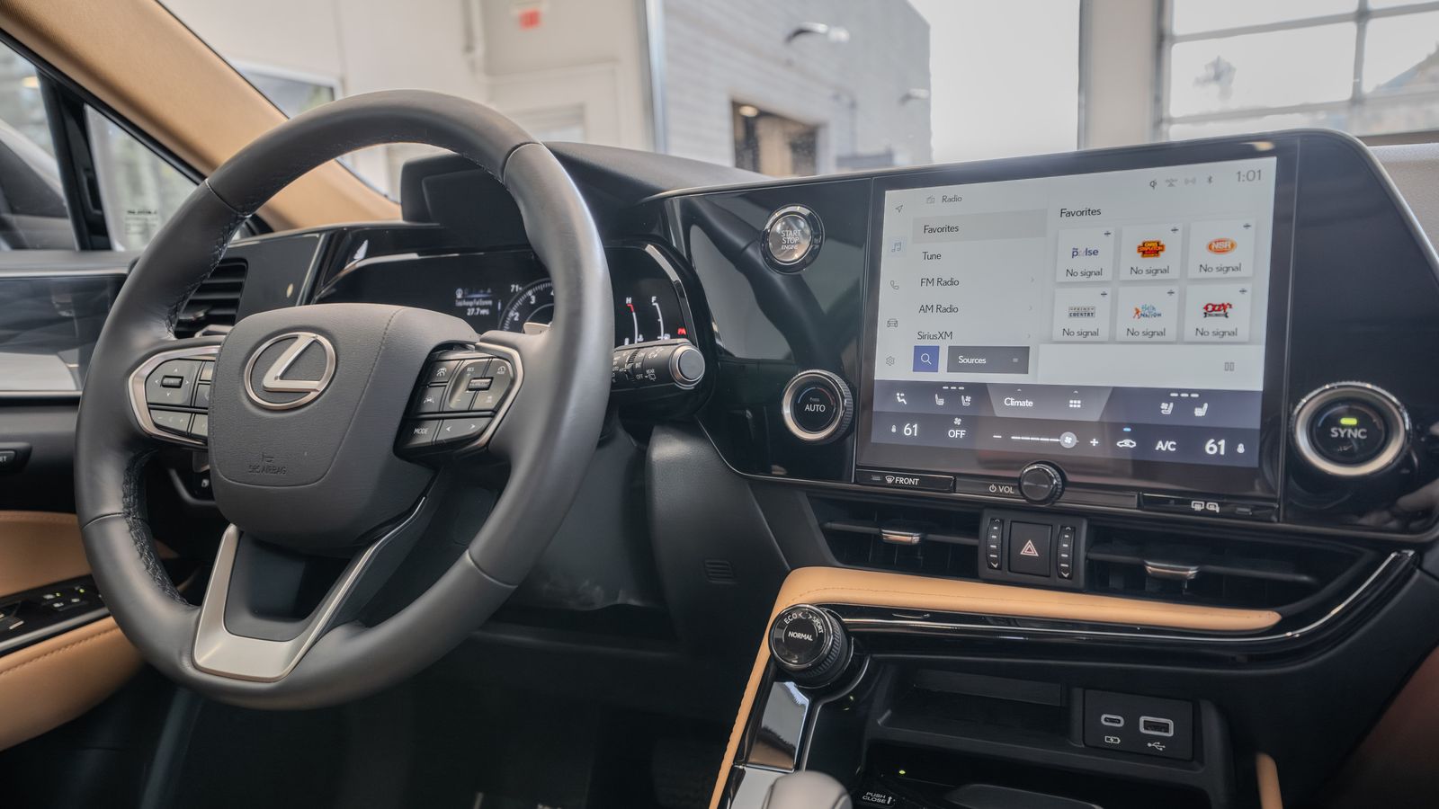 2025 Lexus NX 250 Premium — foto completa 18 de 33