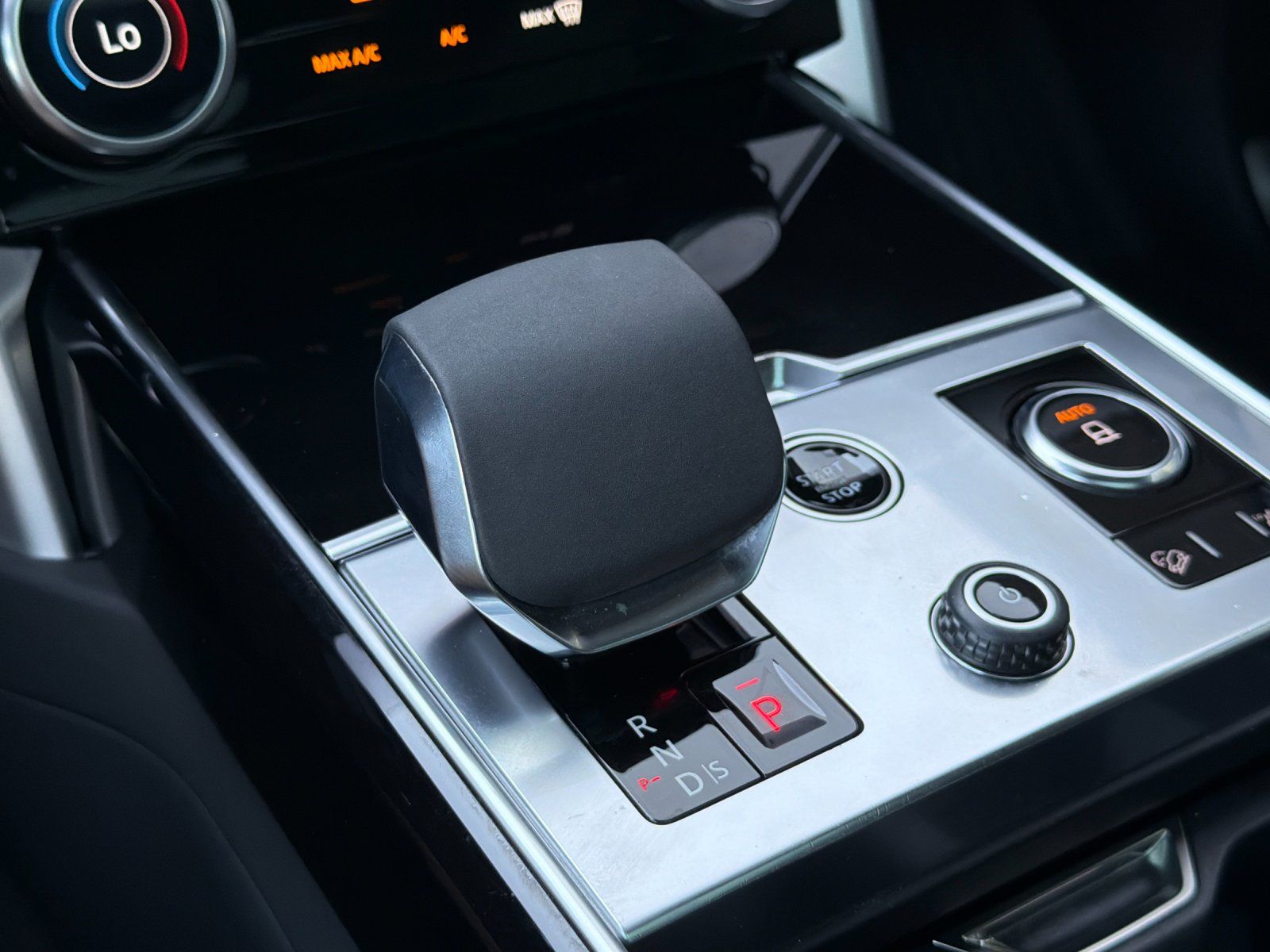 2023 Land Rover Range Rover SE — full photo 21 of 29