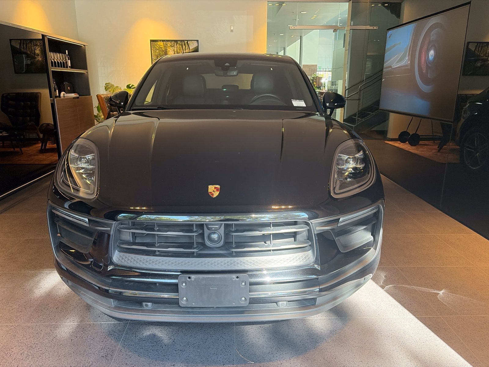 2023 Porsche Macan T — photo 1 of 9