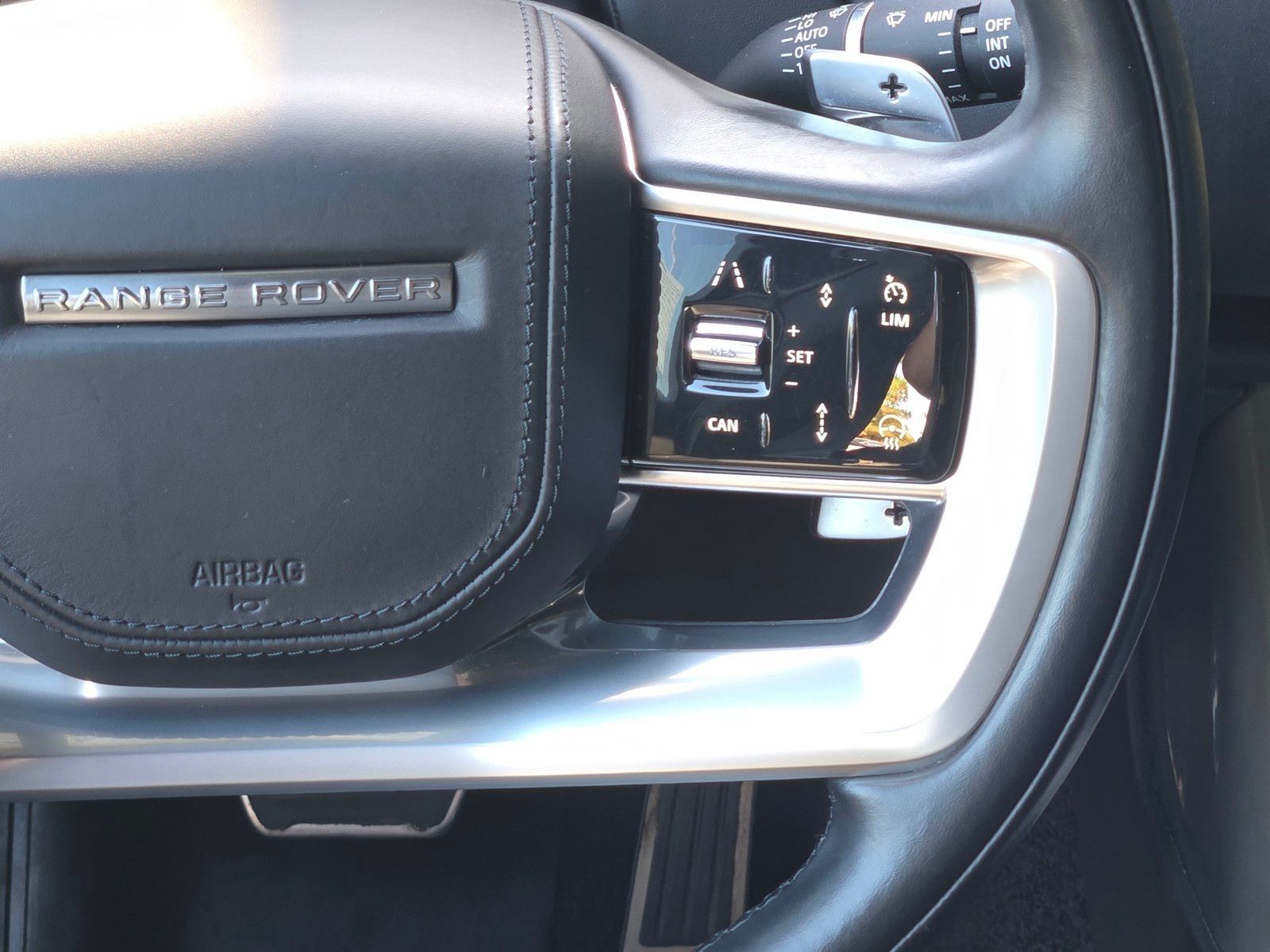 2023 Land Rover Range Rover SE — full photo 16 of 45