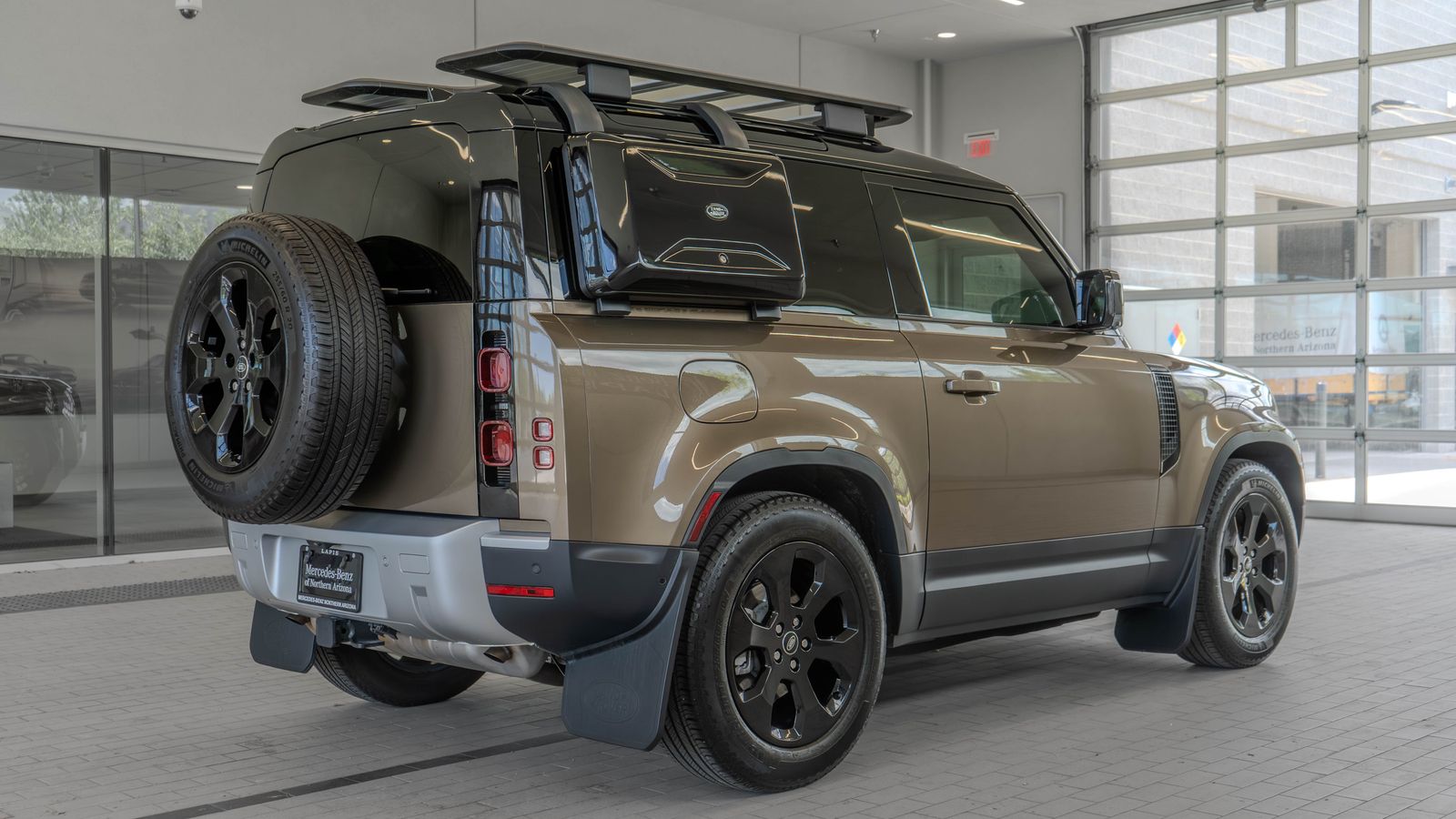 2025 Land Rover Defender 90 S — foto completa 28 de 33