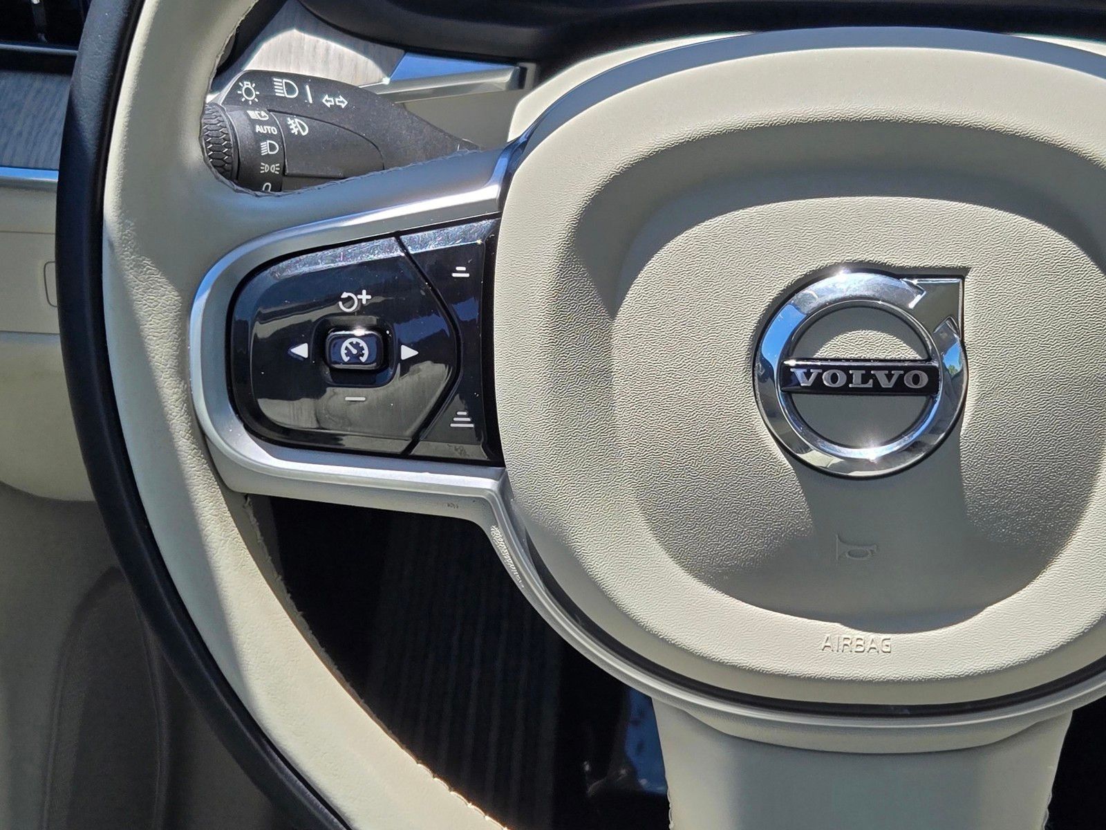 2023 Volvo XC60 B5 Ultimate Dark Theme — foto completa 15 de 45