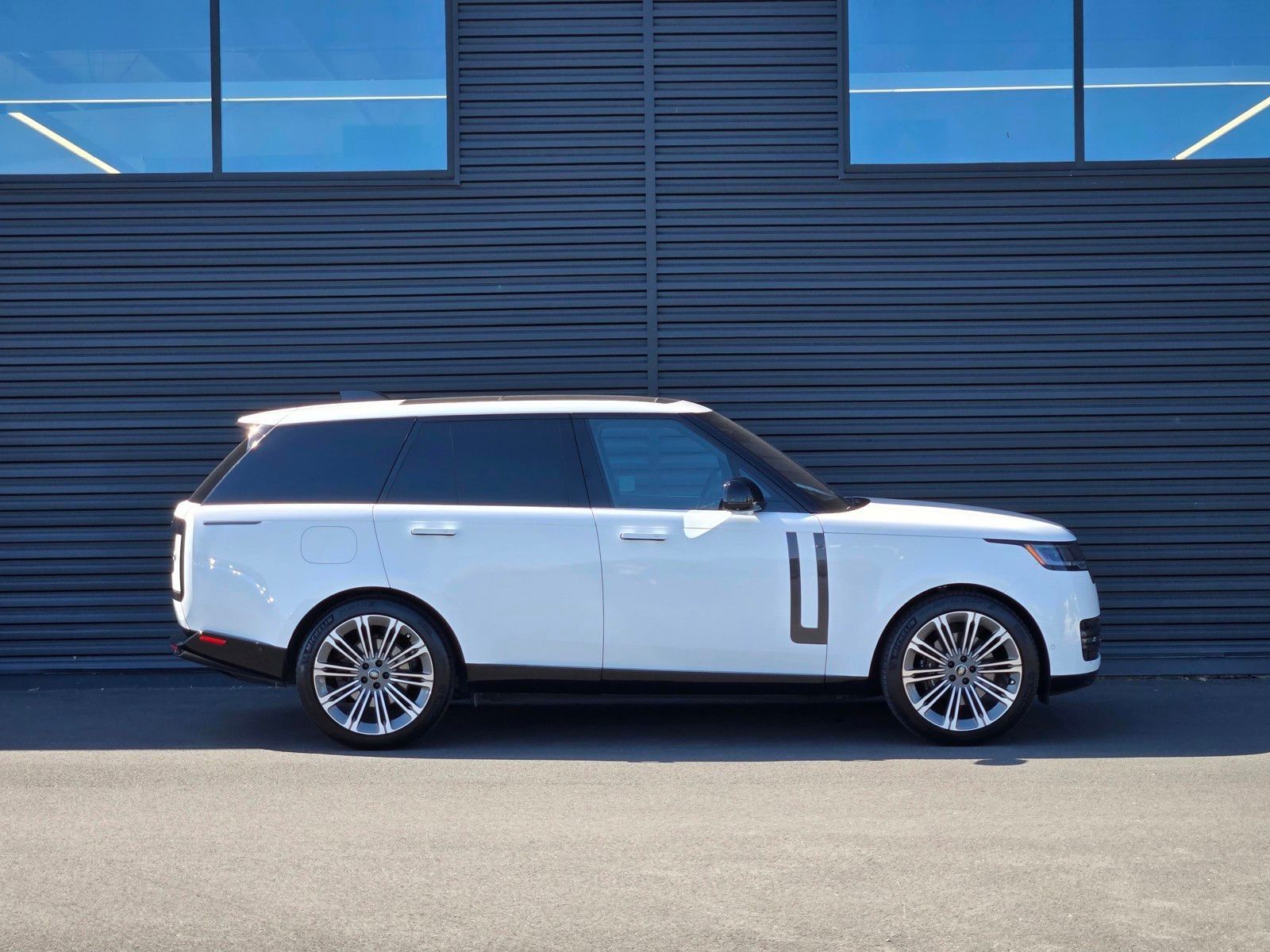 2023 Land Rover Range Rover SE — full photo 7 of 45
