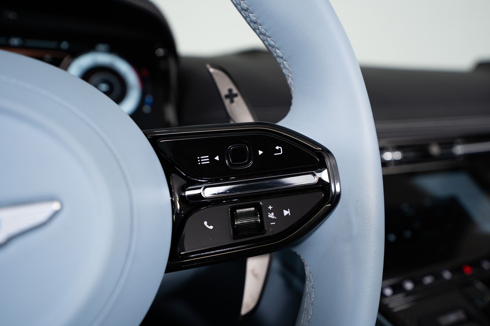 2024 Aston Martin DB12 Volante — foto completa 10 de 55