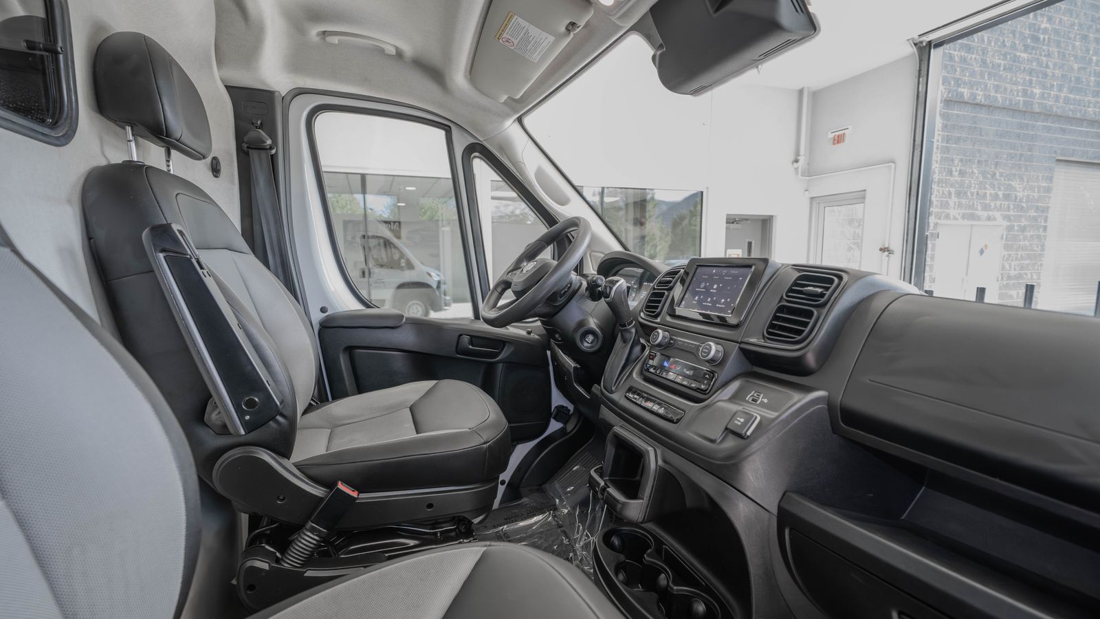 2025 Ram ProMaster 2500 High Roof — foto completa 17 de 34