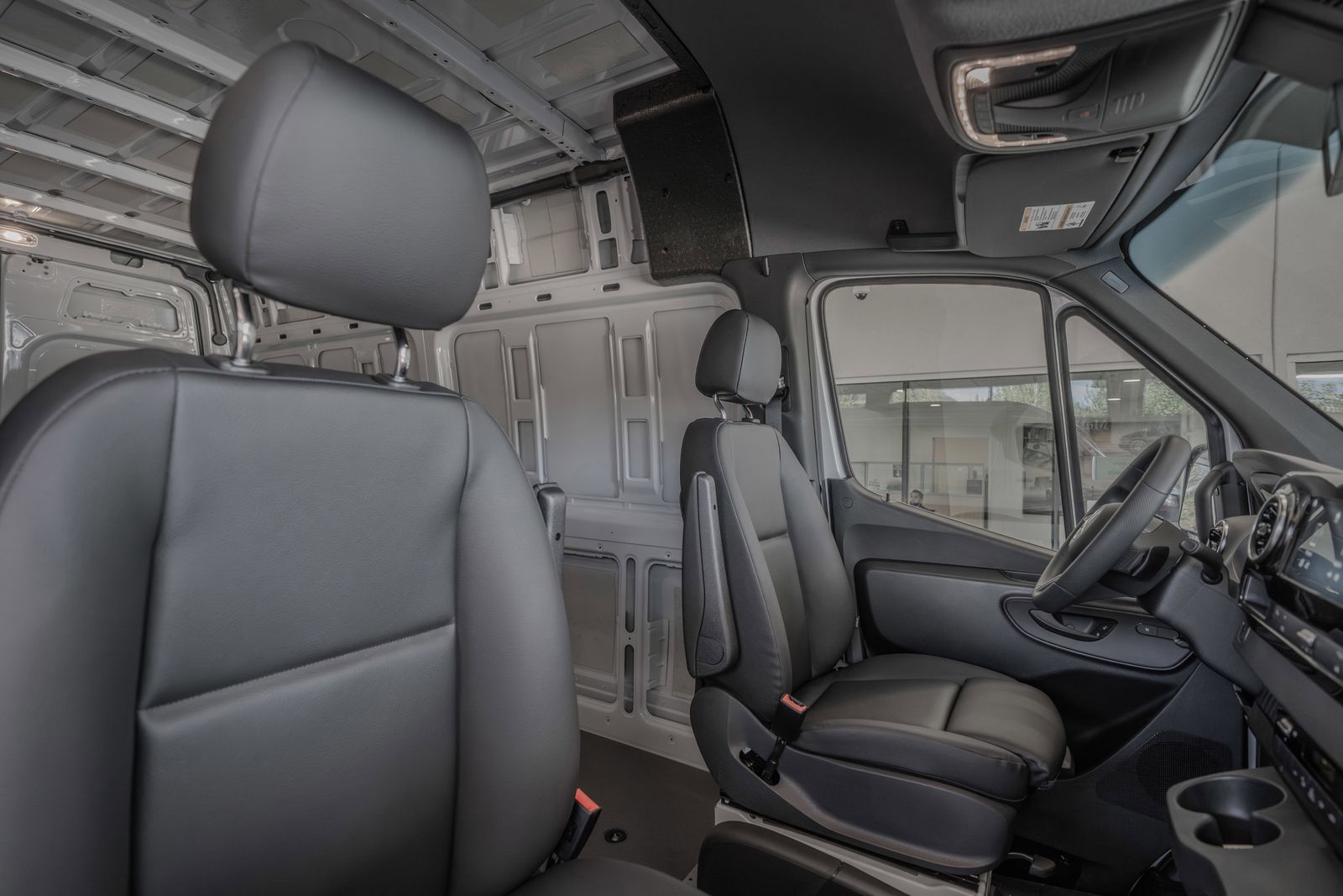 2025 Mercedes-Benz Sprinter 2500 Cargo 144 WB — foto completa 34 de 37