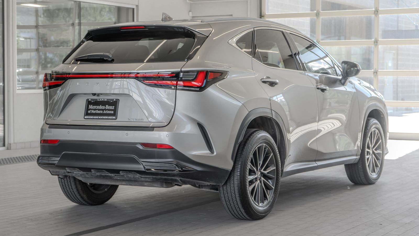 2025 Lexus NX 250 Premium — foto completa 27 de 33