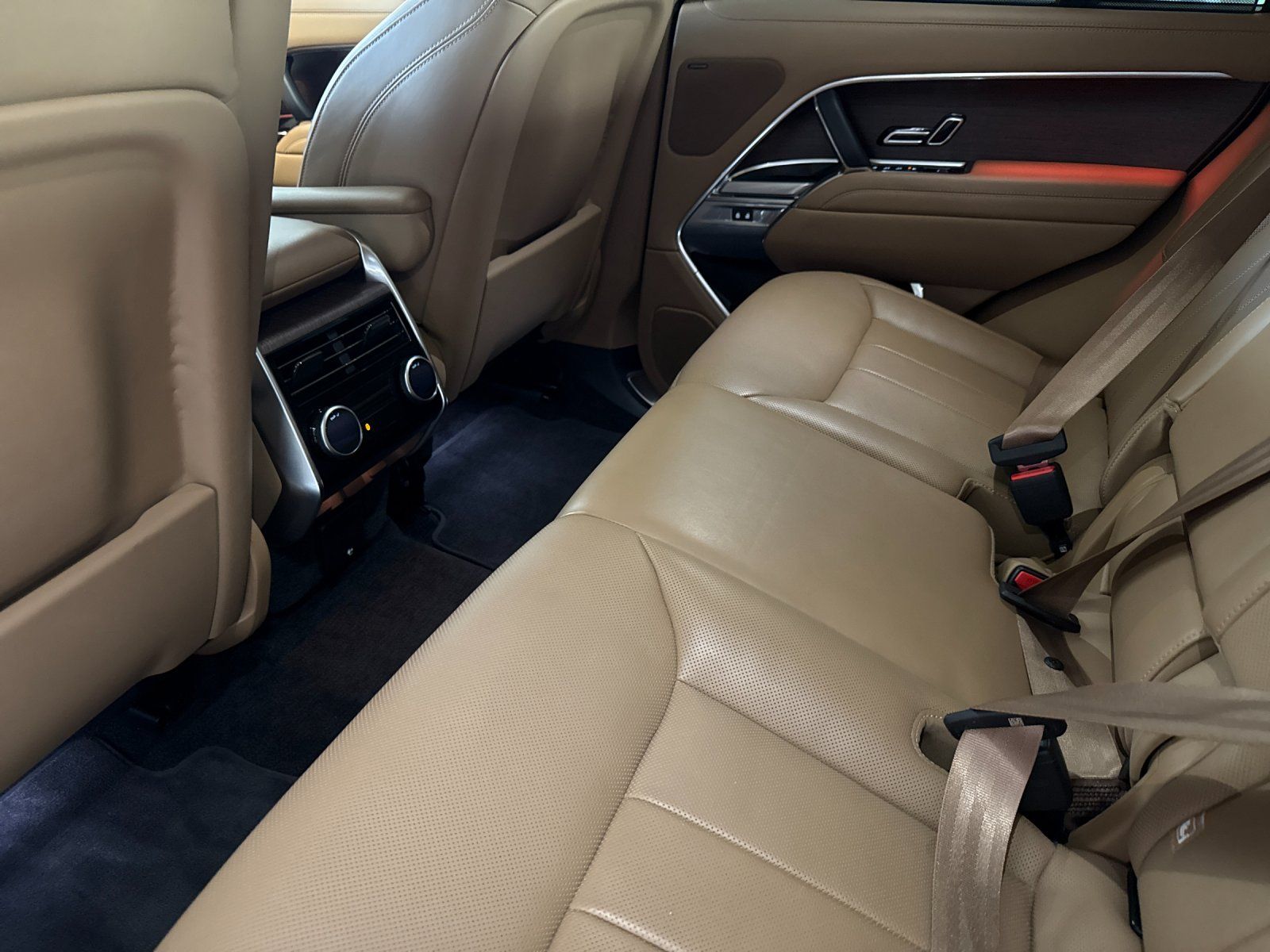 2023 Land Rover Range Rover SE — full photo 11 of 29