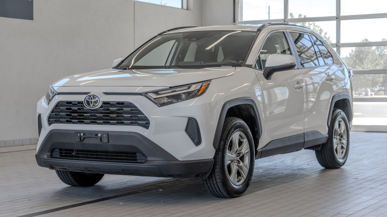 2024 Toyota RAV4 XLE — foto completa 25 de 34