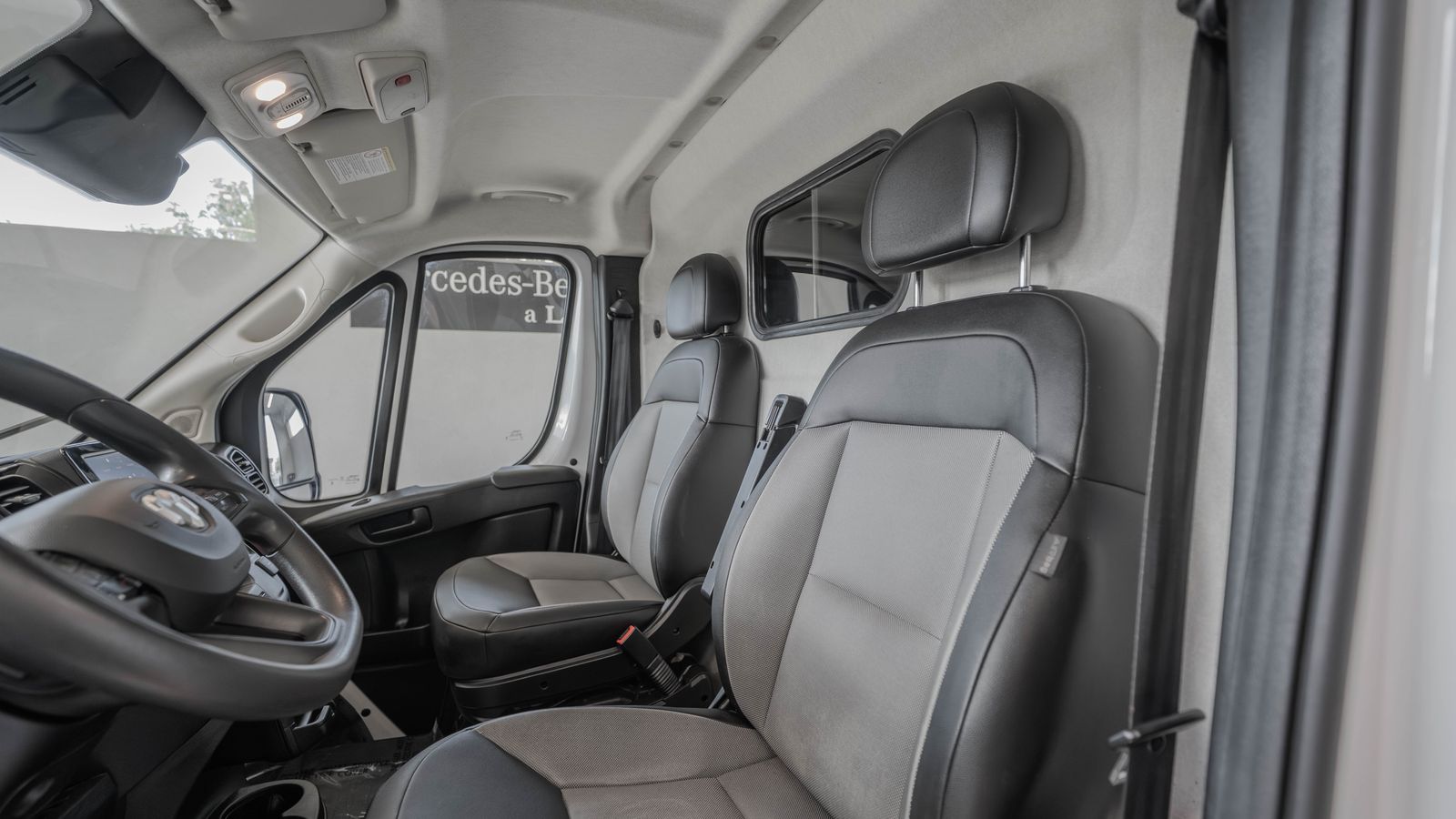 2025 Ram ProMaster 2500 High Roof — foto completa 32 de 34
