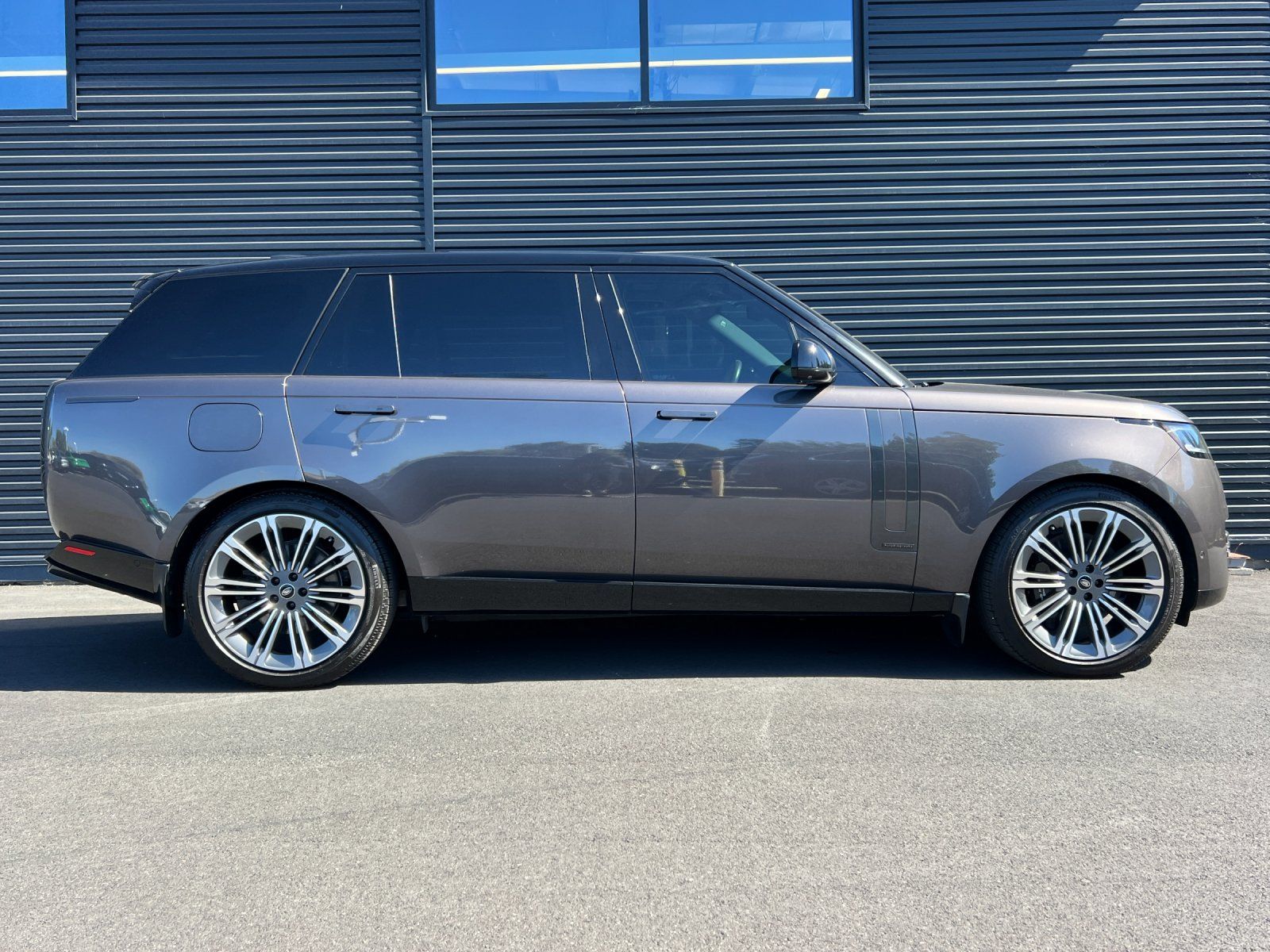 2025 Land Rover Range Rover Autobiography — full photo 5 of 27
